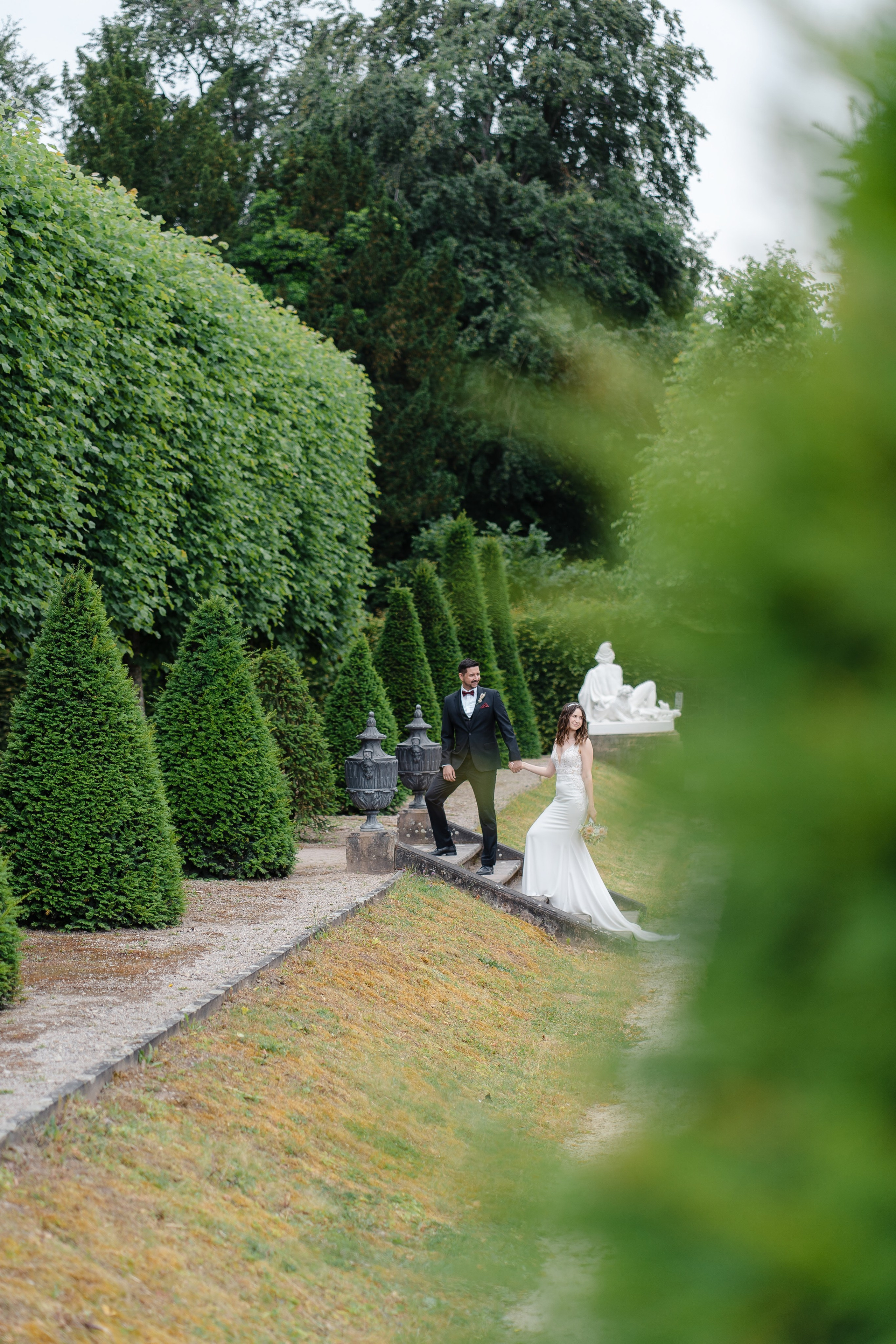 Hochzeitspaar zwischen grünen Hecken i