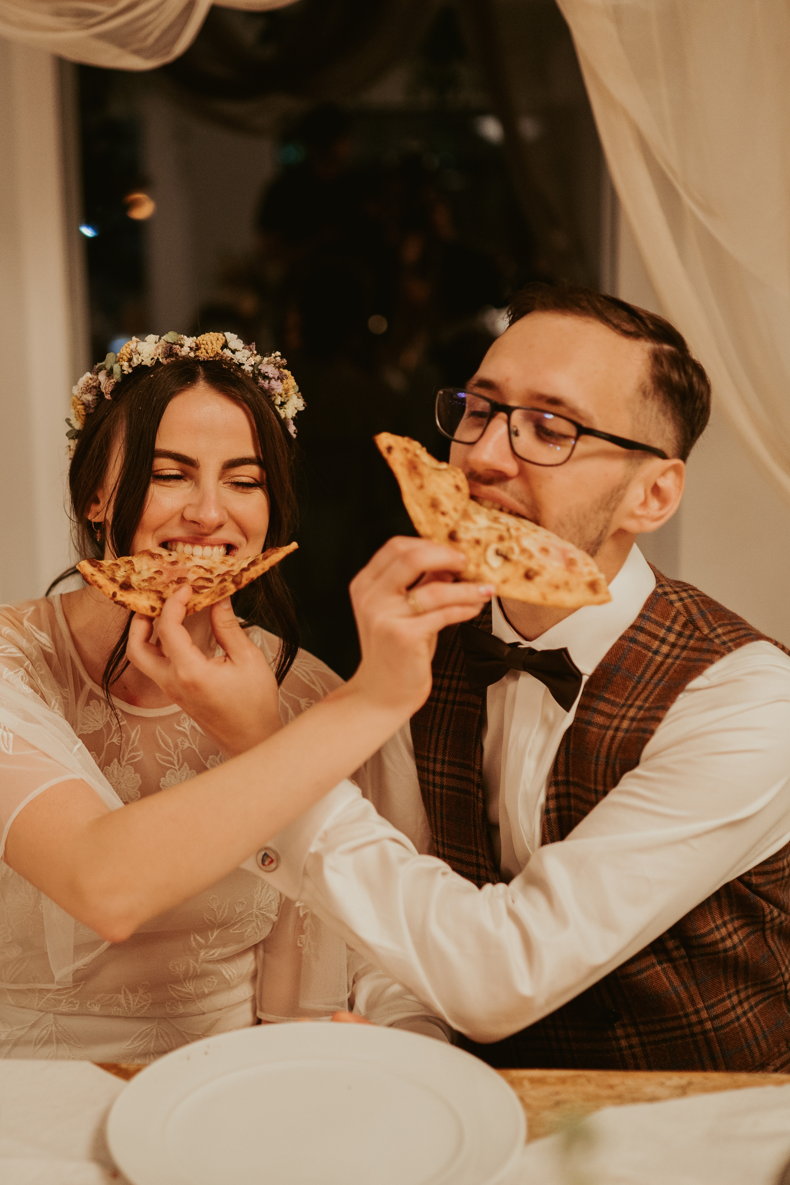Magiczne Ślubne Opowieści: Willa Słoneczna w Ogniu Emocji. Karkowskafoto - fotografia miłości