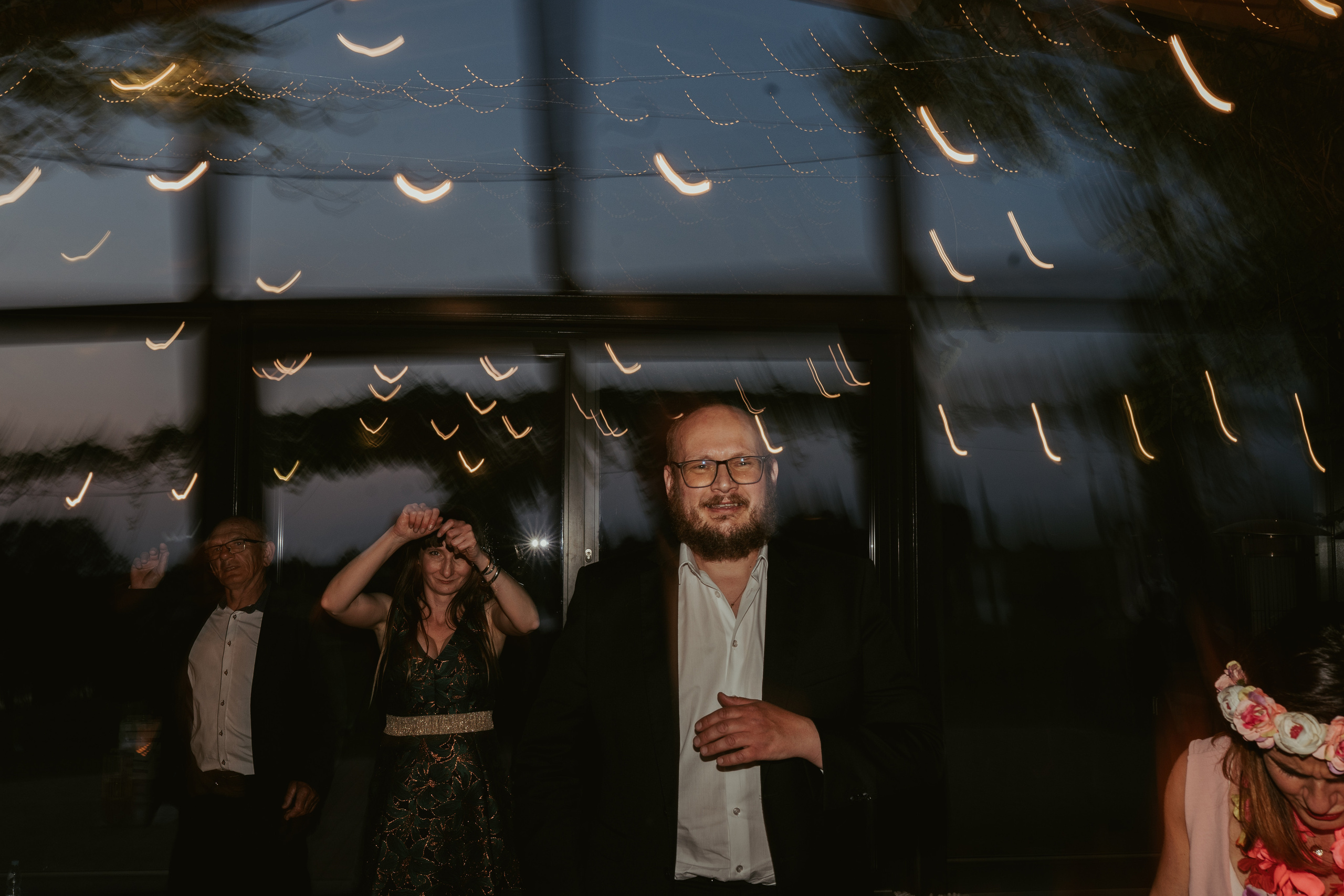 Magiczne Ślubne Opowieści: Willa Słoneczna w Ogniu Emocji. Karkowskafoto - fotografia miłości