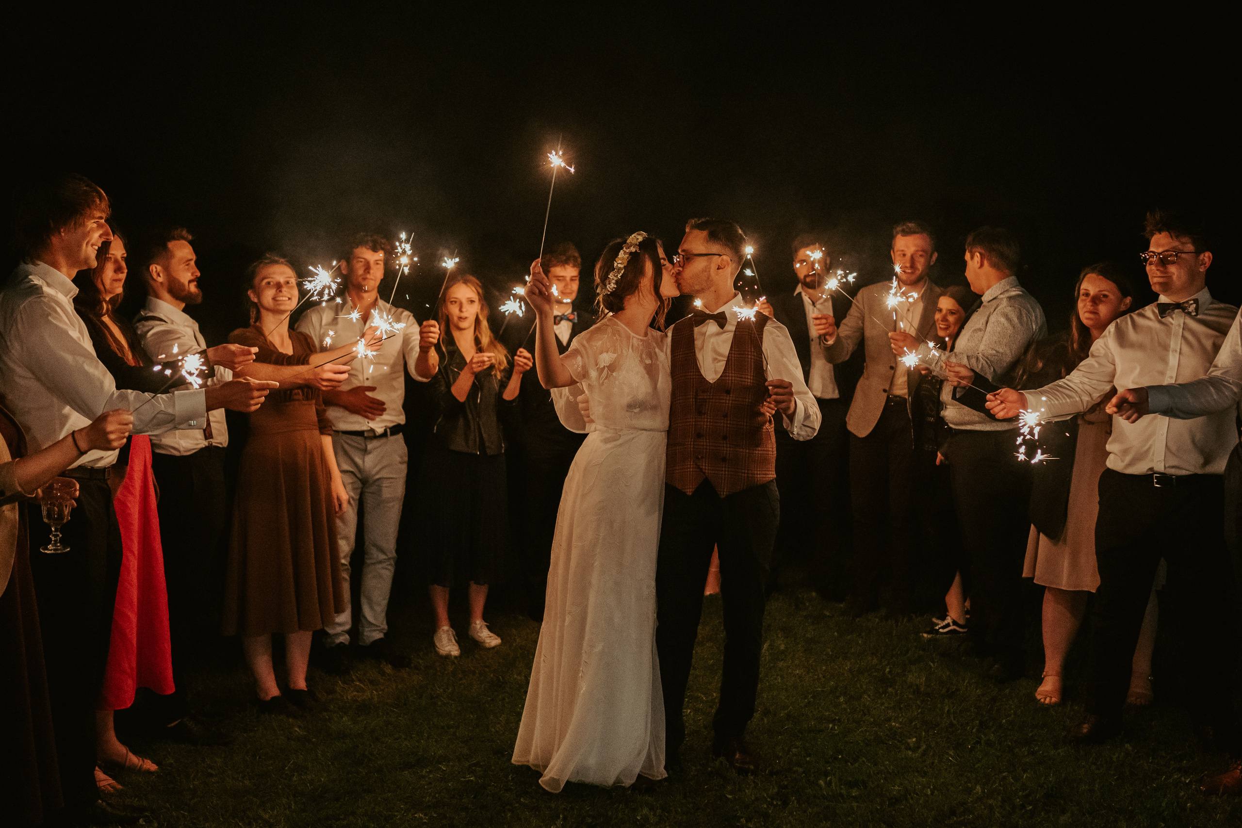 Magiczne Ślubne Opowieści: Willa Słoneczna w Ogniu Emocji. Karkowskafoto - fotografia miłości
