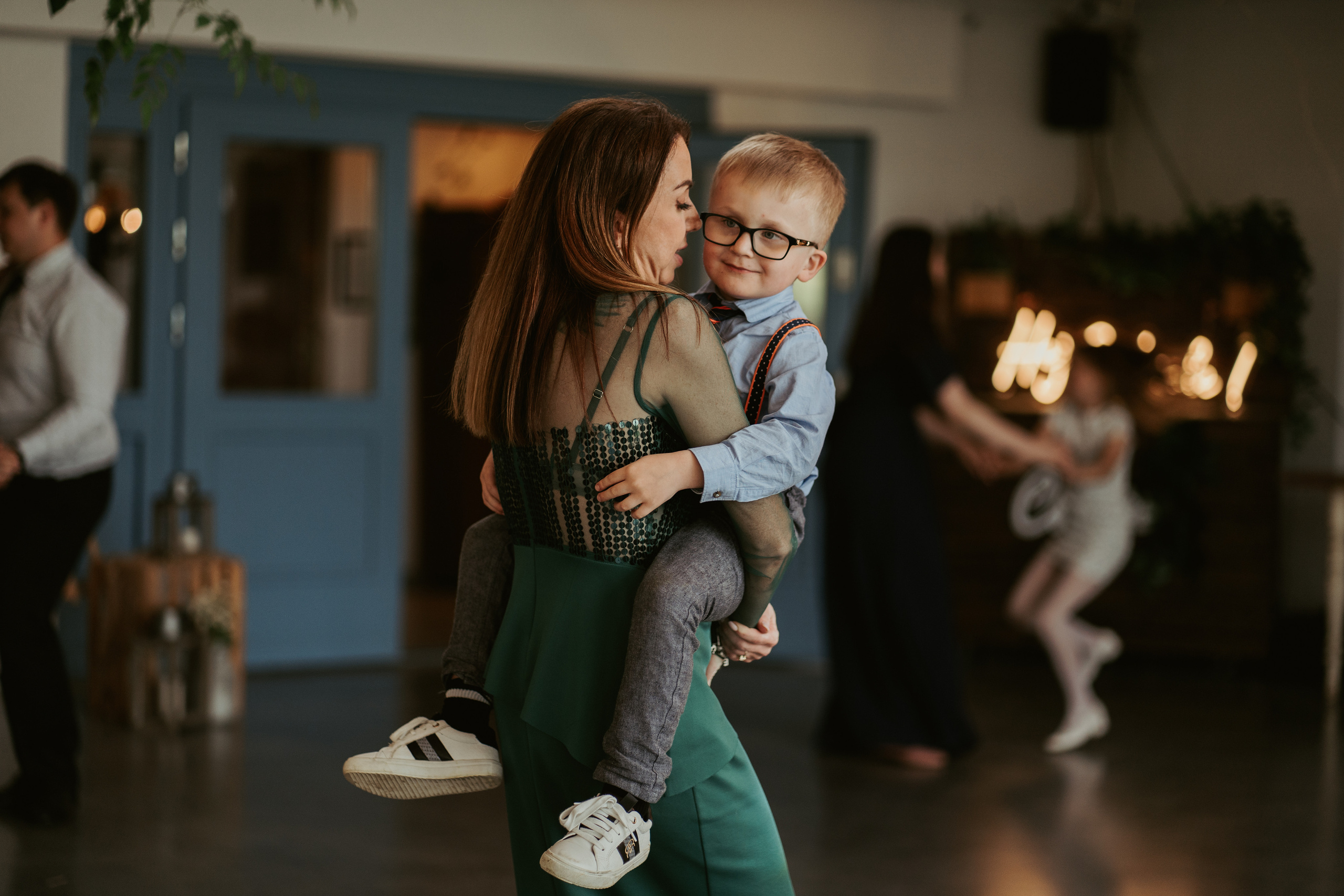 Magiczne Ślubne Opowieści: Willa Słoneczna w Ogniu Emocji. Karkowskafoto - fotografia miłości