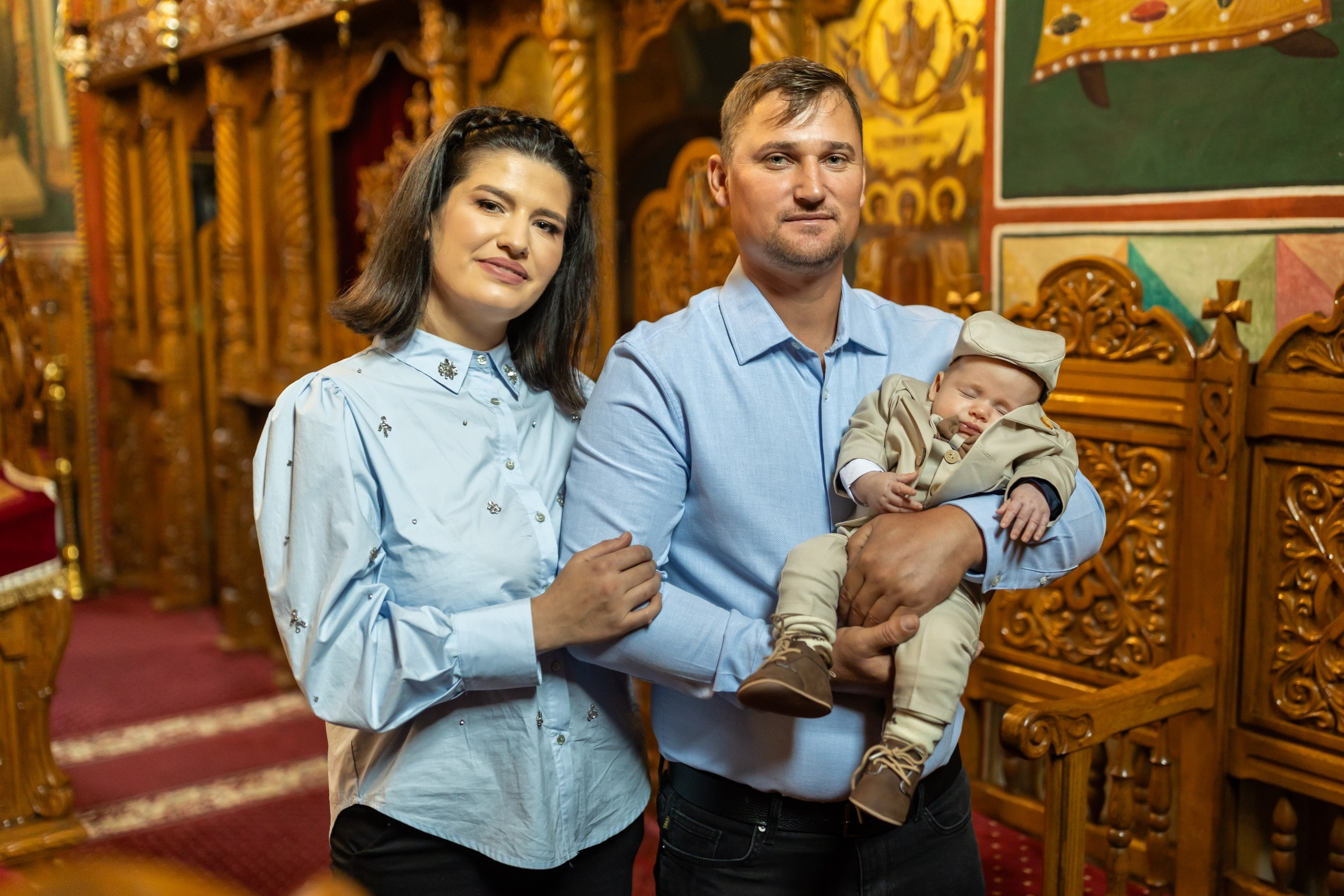 fotograf botez , fotografie botez Botoșani, fotograf Alin Chirilă, amintiri botez, fotografii botez, botez Miruna Parascheva, fotograf copii, fotografie botez în Botoșani-alt="botez , fotografie botez Alin Chirilă, amintiri botez, fotografii emoționante botez Botoșani"-- fotografii-botez-bebelus- amintiri-botez-micuț- moment-sfânt-crestinare- fotografie-emotionanta-botez- detalii-botez-bebelusi- parinti-fericiti-la-botez- fotograf-botez-profesionist- botez-in-biserica-ortodoxa- micuț-botezat-cu-emoție- zâmbete-și-lacrimi-la-botez- bebeluș-la-cristelniță- decor-botez-colorat- botez-cu-dragoste-și-credință- emotie-pura-la-botez- fotograf-botez-botosani- botez-iasi-suceava-fotograf- amintiri-nepretuite-botez-- Preotul ținându-l pe micuțul Mathias Gabriel la botez, în biserica Înălțarea Domnului, Copălău - Detalii de la botezul lui Mathias – lumânare, trusou și icoană - Familia lui Mathias Gabriel alături de micuț, în ziua botezului - Portret emoționant cu mama și bebelușul în brațe, în biserică,fotograf profesionist evenimente Botoșani, Iași, Suceava, Fălticeni, Bacău, Pașcani, Roman - AlinoFotoStudio by Alin Chirilă - servicii foto nuntă, botez, cununie, ședințe foto creative, albume personalizate, fotografii emoționante și calitative pentru cele mai importante momente din viață,fotograf nuntă Botoșani Alin Chirilă, ședință foto botez Iași - AlinoFotoStudio, servicii fotograf profesionist evenimente Suceava, fotograf cununie civilă Fălticeni - Alin Chirilă, album foto nuntă personalizat Bacău.“Bebeluș botezat în biserică, ținut în brațe de nași” • “Detaliu cu lumânarea de botez decorată cu flori albe” • “Părinți emoționați alături de copilul lor la ceremonia de botez” • “Masa festivă de botez cu decor tematic și tort personalizat” • “Momentul în care preotul toarnă apă sfințită pe fruntea bebelușului” “Bebeluș în rochie albă de botez, zâmbind în brațele mamei” • “Detaliu cu cruciulița de botez așezată pe o pernă de satin” • “Părinți și nași aprinzând lumânările în timpul ceremoniei de botez” • “Tort de botez decorat cu figurine tematice și numele copilului” • “Copil botezat dormind liniștit în pătuțul decorat festiv” • “Momentul în care preotul binecuvântează copilul în fața altarului” • “Invitați adunându-se în jurul mesei festive la petrecerea de botez” • “Bebeluș ținând în mână o jucărie personalizată primită la botez” • “Familie fericită pozând împreună după ceremonia de botez” • “Decor tematic cu baloane și flori la locația petrecerii de botez” fotograf Botoșani fotograf evenimente fotograf botez Alin Chirila fotograf alinofotostudio.fotograf botez Amelis Maria, fotografie botez Botoșani, fotograf Alin Chirilă, amintiri botez, fotografii botez, botez Amelis Maria, fotograf copii, fotografie botez în Botoșani,