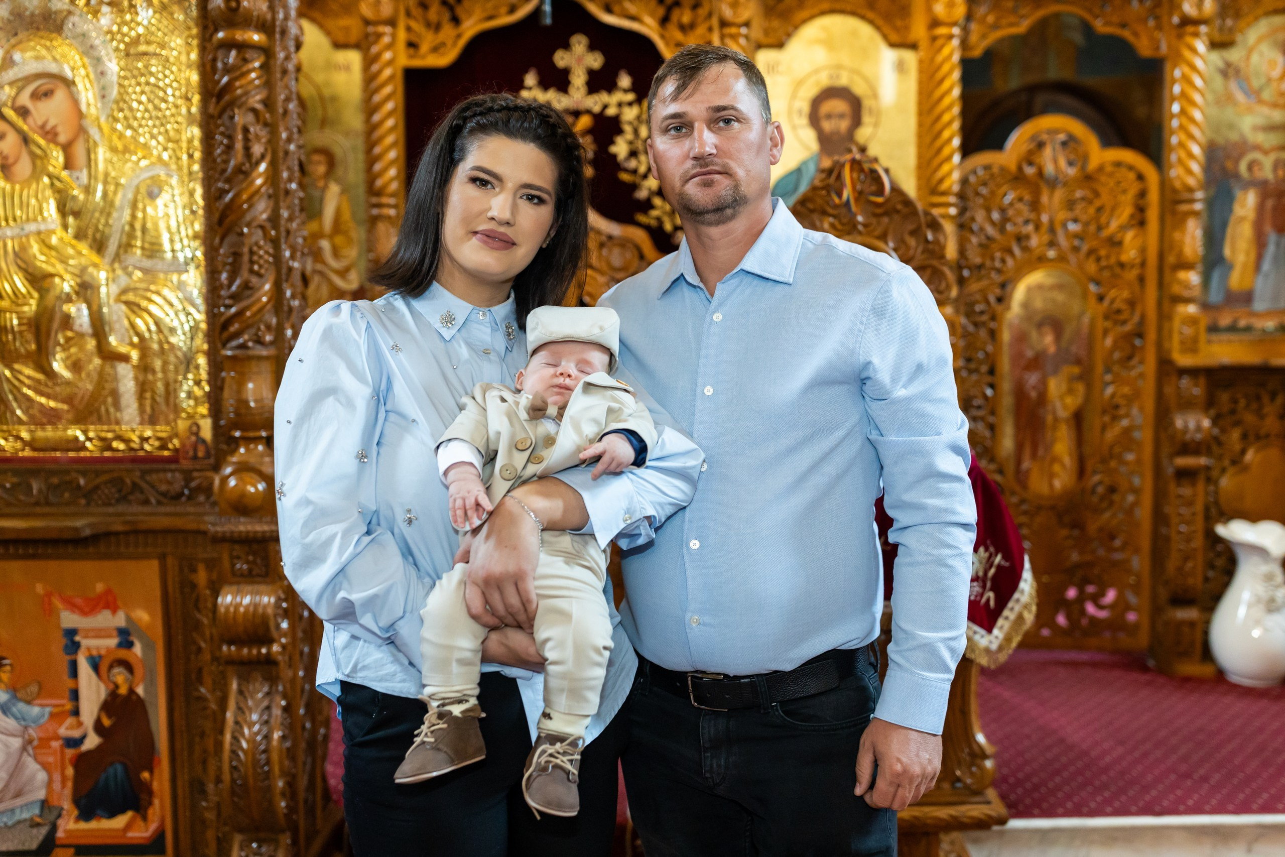 fotograf botez , fotografie botez Botoșani, fotograf Alin Chirilă, amintiri botez, fotografii botez, botez Miruna Parascheva, fotograf copii, fotografie botez în Botoșani-alt="botez , fotografie botez Alin Chirilă, amintiri botez, fotografii emoționante botez Botoșani"-- fotografii-botez-bebelus- amintiri-botez-micuț- moment-sfânt-crestinare- fotografie-emotionanta-botez- detalii-botez-bebelusi- parinti-fericiti-la-botez- fotograf-botez-profesionist- botez-in-biserica-ortodoxa- micuț-botezat-cu-emoție- zâmbete-și-lacrimi-la-botez- bebeluș-la-cristelniță- decor-botez-colorat- botez-cu-dragoste-și-credință- emotie-pura-la-botez- fotograf-botez-botosani- botez-iasi-suceava-fotograf- amintiri-nepretuite-botez-- Preotul ținându-l pe micuțul Mathias Gabriel la botez, în biserica Înălțarea Domnului, Copălău - Detalii de la botezul lui Mathias – lumânare, trusou și icoană - Familia lui Mathias Gabriel alături de micuț, în ziua botezului - Portret emoționant cu mama și bebelușul în brațe, în biserică,fotograf profesionist evenimente Botoșani, Iași, Suceava, Fălticeni, Bacău, Pașcani, Roman - AlinoFotoStudio by Alin Chirilă - servicii foto nuntă, botez, cununie, ședințe foto creative, albume personalizate, fotografii emoționante și calitative pentru cele mai importante momente din viață,fotograf nuntă Botoșani Alin Chirilă, ședință foto botez Iași - AlinoFotoStudio, servicii fotograf profesionist evenimente Suceava, fotograf cununie civilă Fălticeni - Alin Chirilă, album foto nuntă personalizat Bacău.“Bebeluș botezat în biserică, ținut în brațe de nași” • “Detaliu cu lumânarea de botez decorată cu flori albe” • “Părinți emoționați alături de copilul lor la ceremonia de botez” • “Masa festivă de botez cu decor tematic și tort personalizat” • “Momentul în care preotul toarnă apă sfințită pe fruntea bebelușului” “Bebeluș în rochie albă de botez, zâmbind în brațele mamei” • “Detaliu cu cruciulița de botez așezată pe o pernă de satin” • “Părinți și nași aprinzând lumânările în timpul ceremoniei de botez” • “Tort de botez decorat cu figurine tematice și numele copilului” • “Copil botezat dormind liniștit în pătuțul decorat festiv” • “Momentul în care preotul binecuvântează copilul în fața altarului” • “Invitați adunându-se în jurul mesei festive la petrecerea de botez” • “Bebeluș ținând în mână o jucărie personalizată primită la botez” • “Familie fericită pozând împreună după ceremonia de botez” • “Decor tematic cu baloane și flori la locația petrecerii de botez” fotograf Botoșani fotograf evenimente fotograf botez Alin Chirila fotograf alinofotostudio.fotograf botez Amelis Maria, fotografie botez Botoșani, fotograf Alin Chirilă, amintiri botez, fotografii botez, botez Amelis Maria, fotograf copii, fotografie botez în Botoșani,