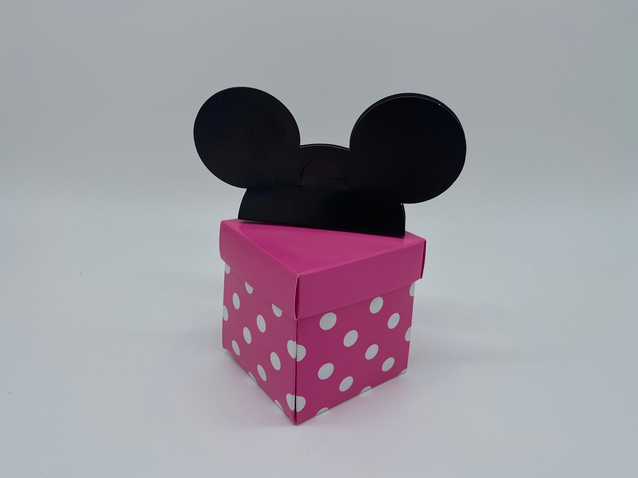 COD-mickey_box / 7,20 LEI (Prețul include tipărirea).   DIMENSIUNE	7.3 cm x 7.3 cm. SUPRAFATA DE TIPARIRE 22 cm x 22 cm. Descoperă invitațiile perfecte pentru botezul tău! Alege dintr-o varietate de designuri clasice și moderne pentru a anunța ziua specială. #Botez #InvitațiiBotez #InvitațiiPersonalizate. Uvertura Mall Demisol.invitații botez, invitații botez drăgălașe, invitații botez Baby, invitații pastelate botez, invitații cu tematică botez, invitații botez băiat, invitații botez fată, invitații botez personalizate, invitații botez moderne, modele invitații botez originale.invitații digitale, invitații online nuntă, invitații digitale personalizate, invitații electronice, invitații moderne nuntă, invitații de nuntă PDF, invitații WhatsApp nuntă, invitații de nuntă fără print, invitații nuntă economice, invitații digitale elegante