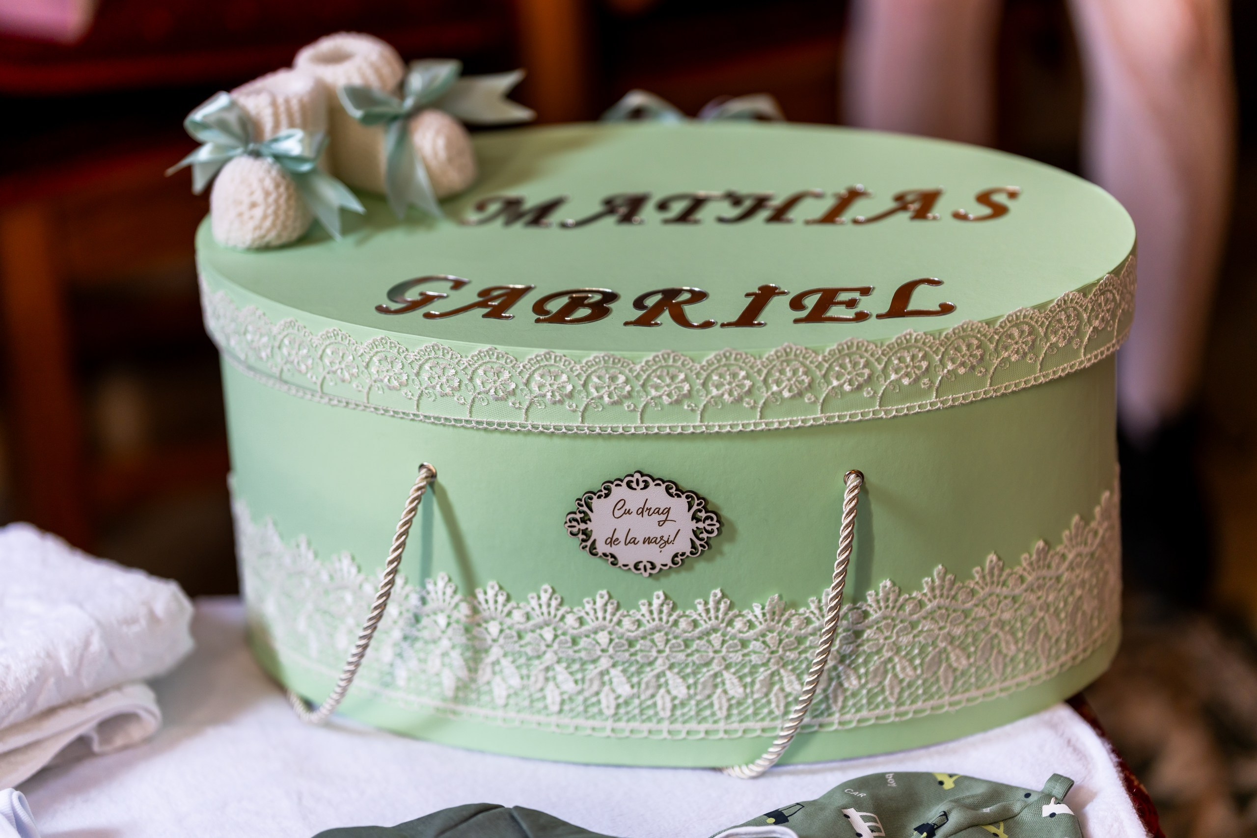 - Preotul ținându-l pe micuțul Mathias Gabriel la botez, în biserica Înălțarea Domnului, Copălău  - Detalii de la botezul lui Mathias – lumânare, trusou și icoană  - Familia lui Mathias Gabriel alături de micuț, în ziua botezului  - Portret emoționant cu mama și bebelușul în brațe, în biserică,fotograf profesionist evenimente Botoșani, Iași, Suceava, Fălticeni, Bacău, Pașcani, Roman - AlinoFotoStudio by Alin Chirilă - servicii foto nuntă, botez, cununie, ședințe foto creative, albume personalizate, fotografii emoționante și calitative pentru cele mai importante momente din viață,fotograf nuntă Botoșani Alin Chirilă,  ședință foto botez Iași - AlinoFotoStudio,  servicii fotograf profesionist evenimente Suceava,  fotograf cununie civilă Fălticeni - Alin Chirilă,  album foto nuntă personalizat Bacău.“Bebeluș botezat în biserică, ținut în brațe de nași”	•	“Detaliu cu lumânarea de botez decorată cu flori albe”	•	“Părinți emoționați alături de copilul lor la ceremonia de botez”	•	“Masa festivă de botez cu decor tematic și tort personalizat”	•	“Momentul în care preotul toarnă apă sfințită pe fruntea bebelușului”	“Bebeluș în rochie albă de botez, zâmbind în brațele mamei”	•	“Detaliu cu cruciulița de botez așezată pe o pernă de satin”	•	“Părinți și nași aprinzând lumânările în timpul ceremoniei de botez”	•	“Tort de botez decorat cu figurine tematice și numele copilului”	•	“Copil botezat dormind liniștit în pătuțul decorat festiv”	•	“Momentul în care preotul binecuvântează copilul în fața altarului”	•	“Invitați adunându-se în jurul mesei festive la petrecerea de botez”	•	“Bebeluș ținând în mână o jucărie personalizată primită la botez”	•	“Familie fericită pozând împreună după ceremonia de botez”	•	“Decor tematic cu baloane și flori la locația petrecerii de botez” fotograf Botoșani fotograf evenimente fotograf botez Alin Chirila fotograf alinofotostudio.fotograf botez Amelis Maria, fotografie botez Botoșani, fotograf Alin Chirilă, amintiri botez, fotografii botez, botez Amelis Maria, fotograf copii, fotografie botez în Botoșani,