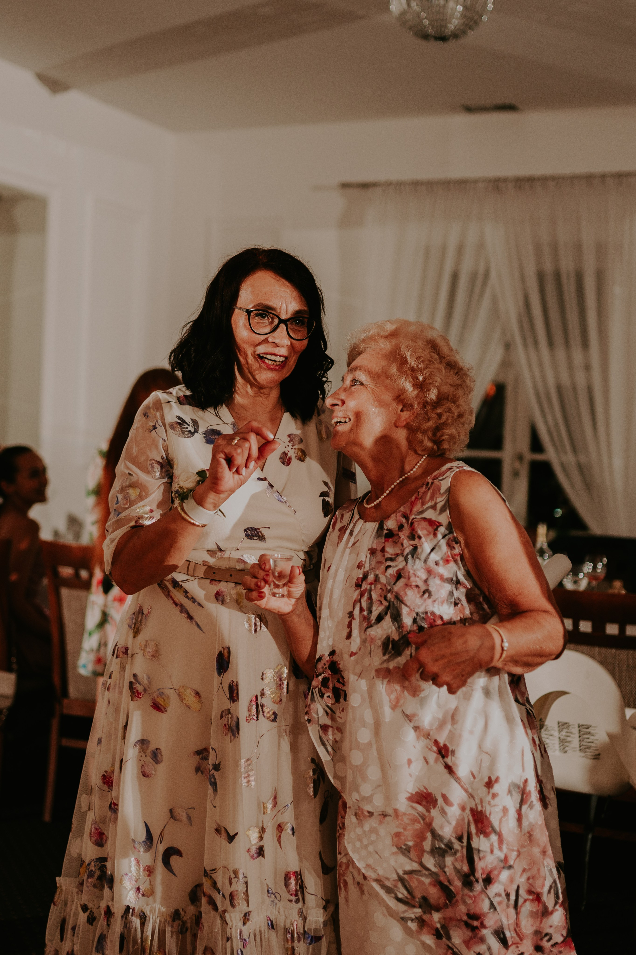 Dwór Wierzbno: plenerowy ślub pod wierzbą. Karkowskafoto - fotografia miłości