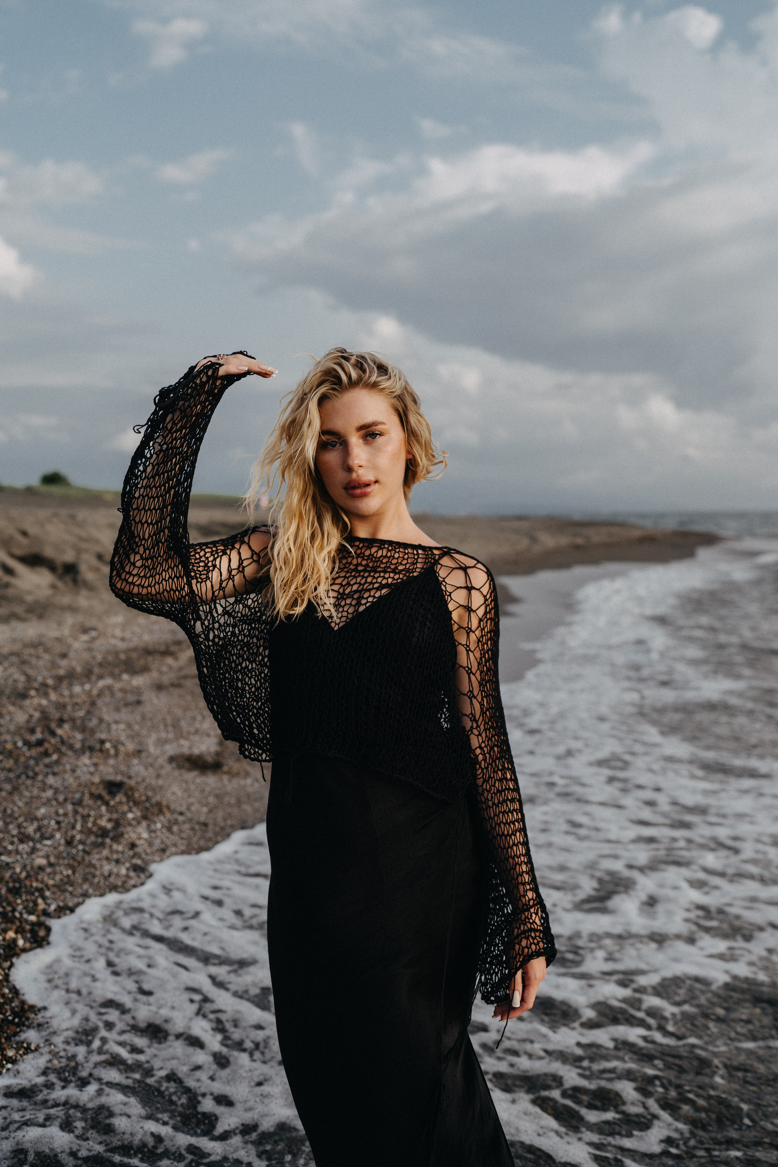 Меня зовут Валерия Азаренко, я свадебный и портретный фотограф. Снимаю в Батуми. Я провожу портретные съёмки, съёмки lovestory, съёмки свадебного дня и семейные. Цены и условия на сайте.