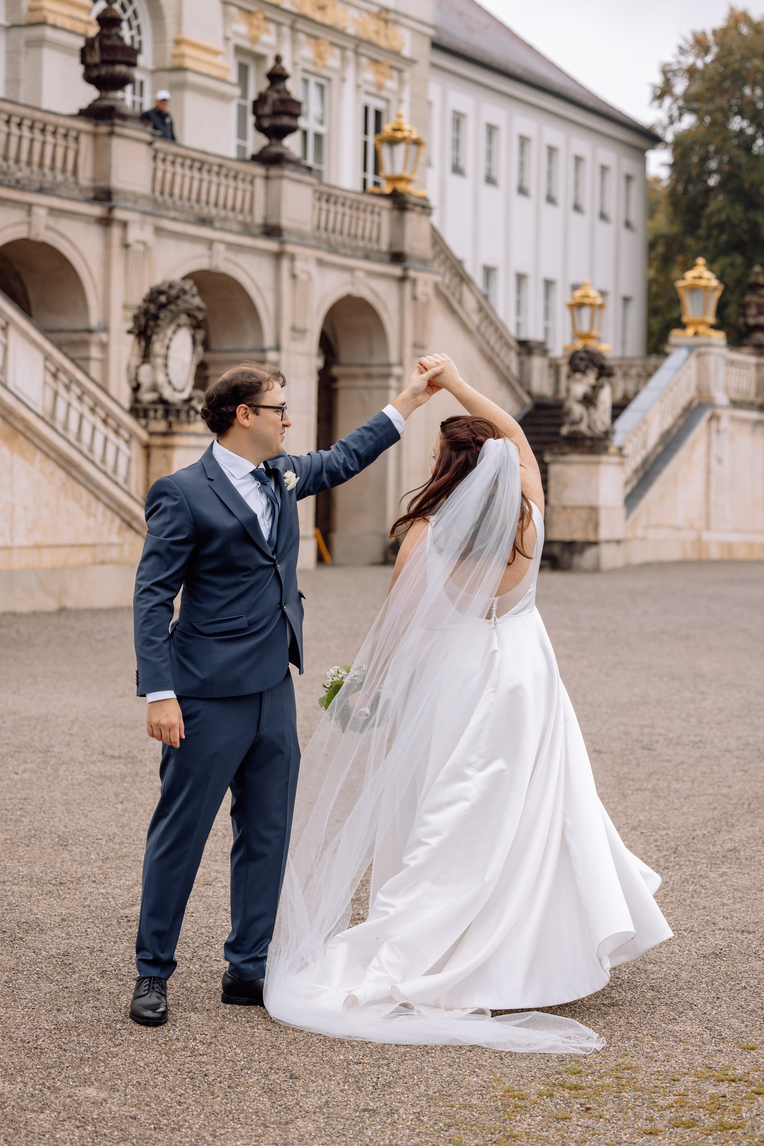 Hochzeitsfotos von tanzendem Paar vor dem Schloss Nymphenburg in München