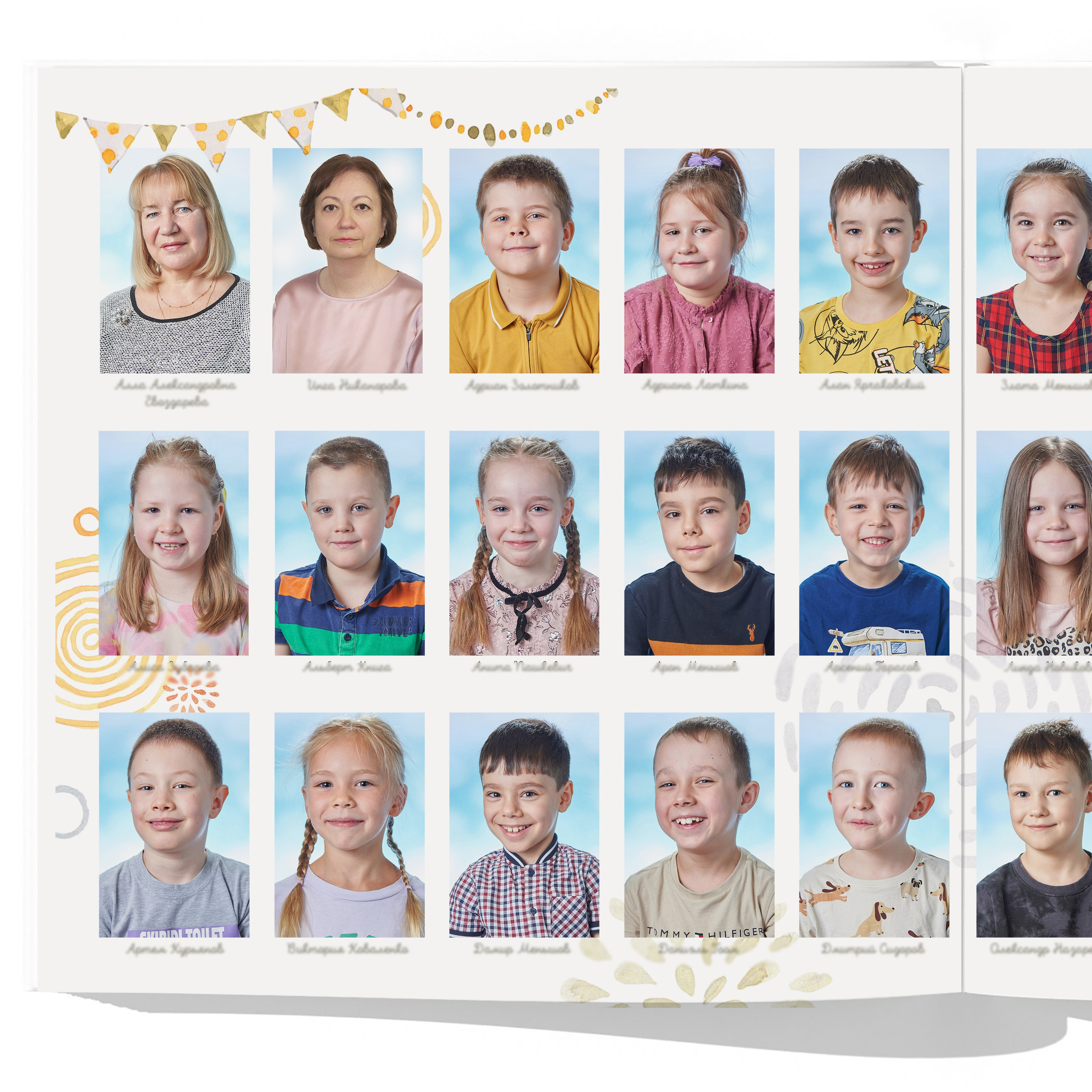 Разворот с фотографиями всех детей и воспитателей с именами.