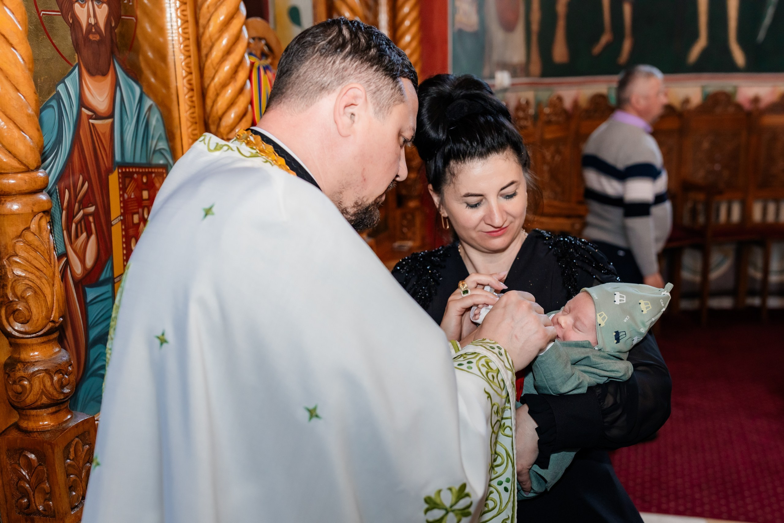 - Preotul ținându-l pe micuțul Mathias Gabriel la botez, în biserica Înălțarea Domnului, Copălău  - Detalii de la botezul lui Mathias – lumânare, trusou și icoană  - Familia lui Mathias Gabriel alături de micuț, în ziua botezului  - Portret emoționant cu mama și bebelușul în brațe, în biserică,fotograf profesionist evenimente Botoșani, Iași, Suceava, Fălticeni, Bacău, Pașcani, Roman - AlinoFotoStudio by Alin Chirilă - servicii foto nuntă, botez, cununie, ședințe foto creative, albume personalizate, fotografii emoționante și calitative pentru cele mai importante momente din viață,fotograf nuntă Botoșani Alin Chirilă,  ședință foto botez Iași - AlinoFotoStudio,  servicii fotograf profesionist evenimente Suceava,  fotograf cununie civilă Fălticeni - Alin Chirilă,  album foto nuntă personalizat Bacău.“Bebeluș botezat în biserică, ținut în brațe de nași”	•	“Detaliu cu lumânarea de botez decorată cu flori albe”	•	“Părinți emoționați alături de copilul lor la ceremonia de botez”	•	“Masa festivă de botez cu decor tematic și tort personalizat”	•	“Momentul în care preotul toarnă apă sfințită pe fruntea bebelușului”	“Bebeluș în rochie albă de botez, zâmbind în brațele mamei”	•	“Detaliu cu cruciulița de botez așezată pe o pernă de satin”	•	“Părinți și nași aprinzând lumânările în timpul ceremoniei de botez”	•	“Tort de botez decorat cu figurine tematice și numele copilului”	•	“Copil botezat dormind liniștit în pătuțul decorat festiv”	•	“Momentul în care preotul binecuvântează copilul în fața altarului”	•	“Invitați adunându-se în jurul mesei festive la petrecerea de botez”	•	“Bebeluș ținând în mână o jucărie personalizată primită la botez”	•	“Familie fericită pozând împreună după ceremonia de botez”	•	“Decor tematic cu baloane și flori la locația petrecerii de botez” fotograf Botoșani fotograf evenimente fotograf botez Alin Chirila fotograf alinofotostudio.fotograf botez Amelis Maria, fotografie botez Botoșani, fotograf Alin Chirilă, amintiri botez, fotografii botez, botez Amelis Maria, fotograf copii, fotografie botez în Botoșani,