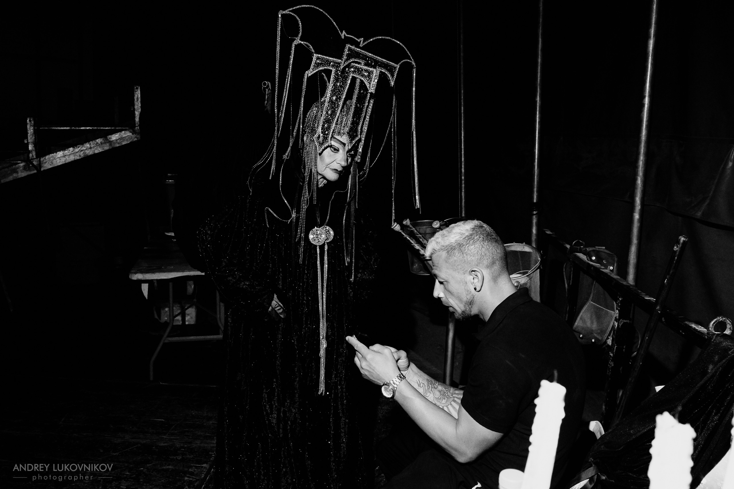 Sesión de fotos entre bastidores en El Circo Encantado: la vida de los artistas tras bambalinas