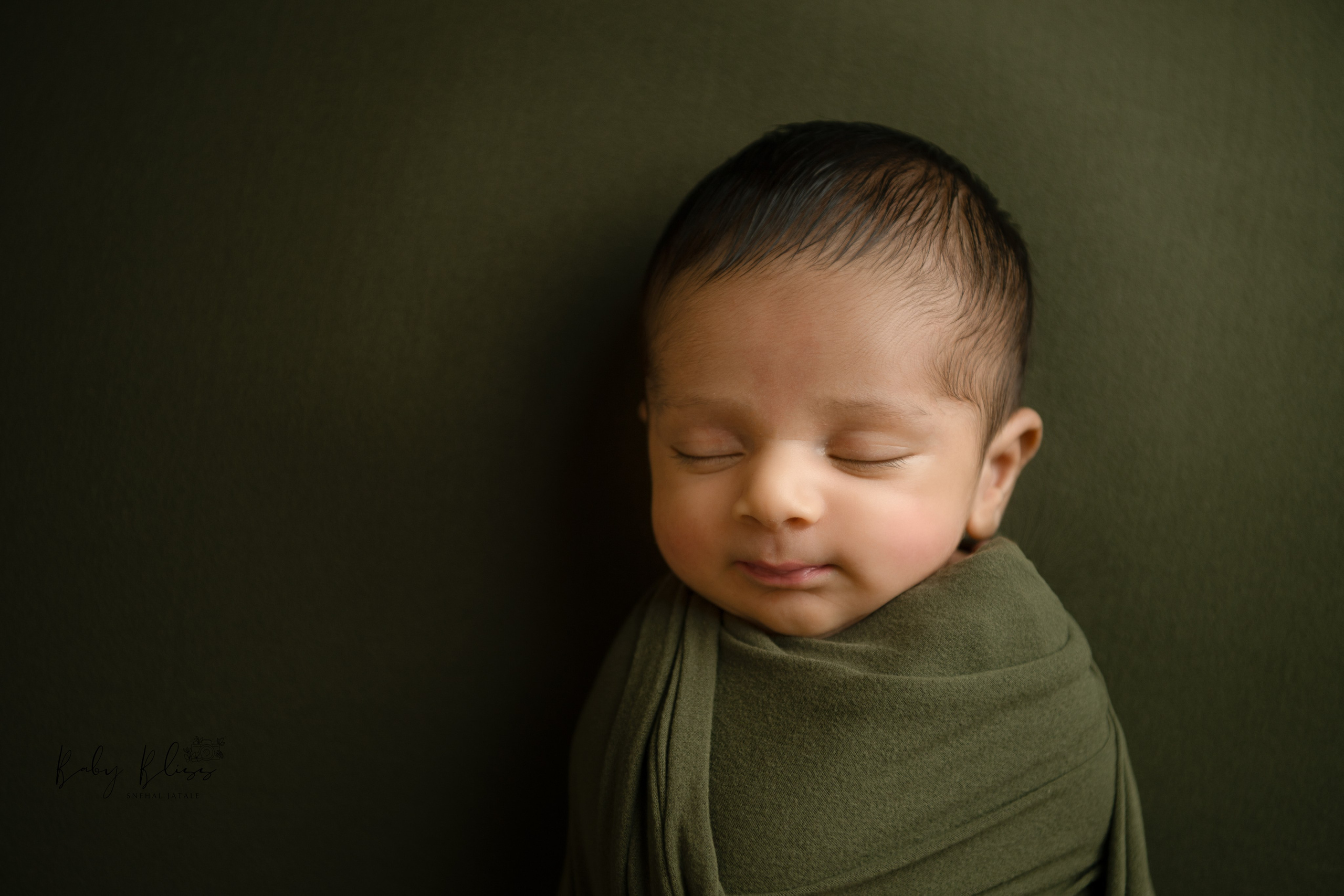 Best newborn photographer in Doha, Qatar. Best infant photoshoot in Doha, Qatar. Newborn photo session in Doha Qatar, baby, sitter, cake smash, pre-birthday, maternity, family photographer in Doha, Qatar