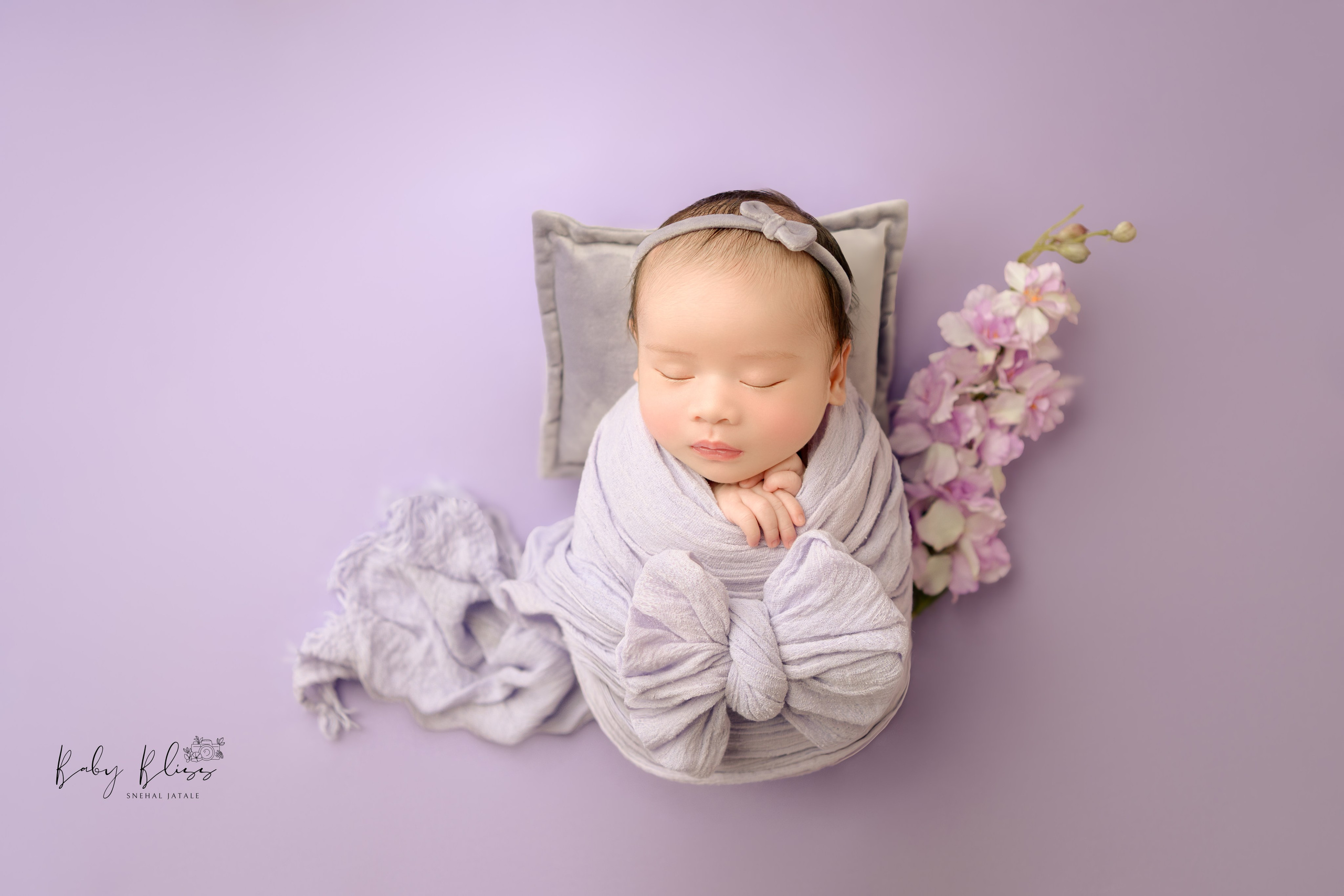 Best newborn photographer in Doha, Qatar. Best infant photoshoot in Doha, Qatar. Newborn photo session in Doha Qatar, baby, sitter, cake smash, pre-birthday, maternity, family photographer in Doha, Qatar