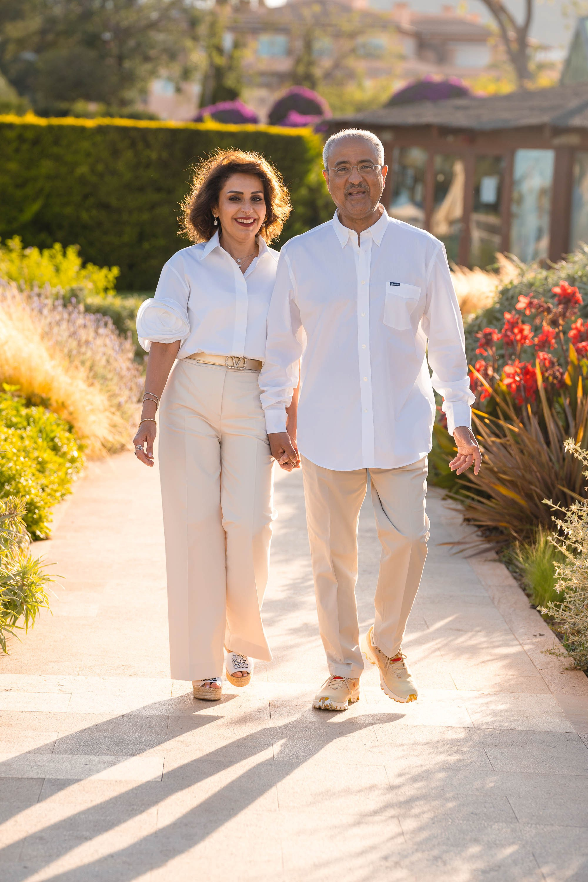 Buchung im St. Regis Mardavall für Familienporträts für eine arabische Familie