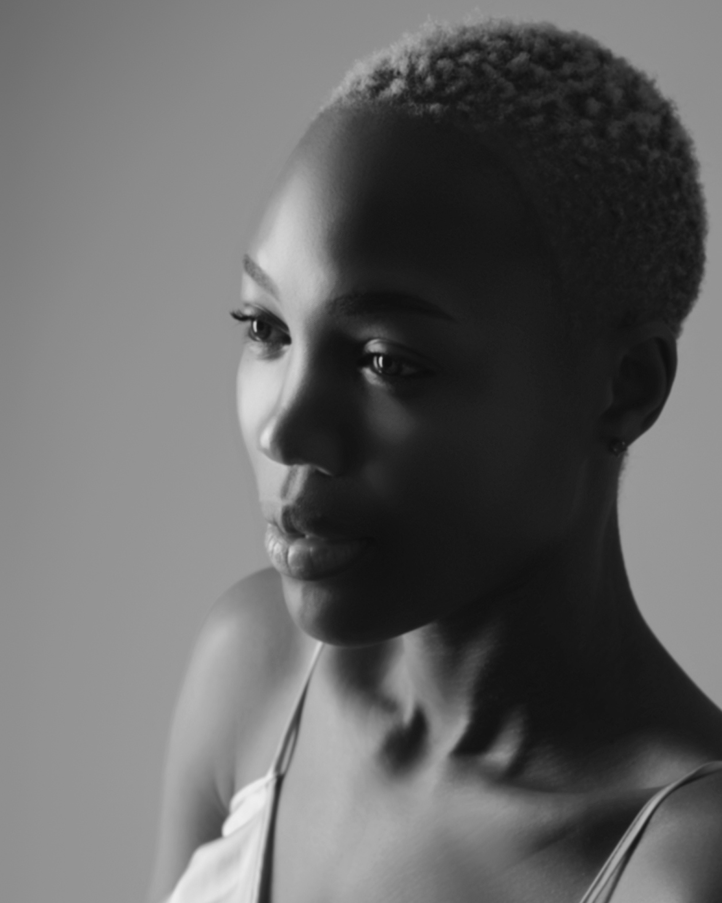 Ausdrucksstarkes Nahportrait einer Frau – tiefe Emotionen, Persönlichkeit und natürliche Schönheit in kunstvoller Lichtsetzung eingefangen.