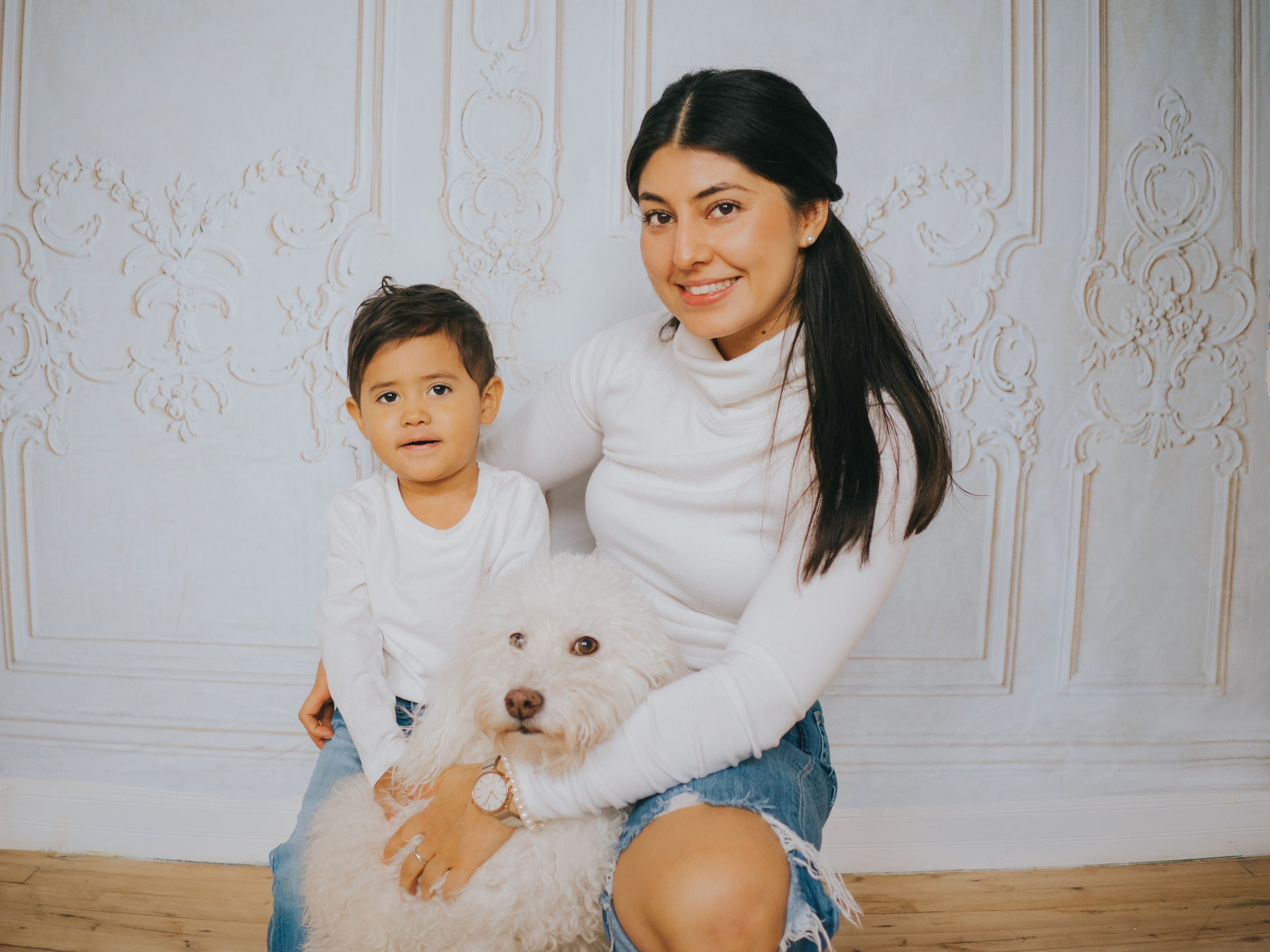 Mère, fils et chien posant pour une photo de famille.