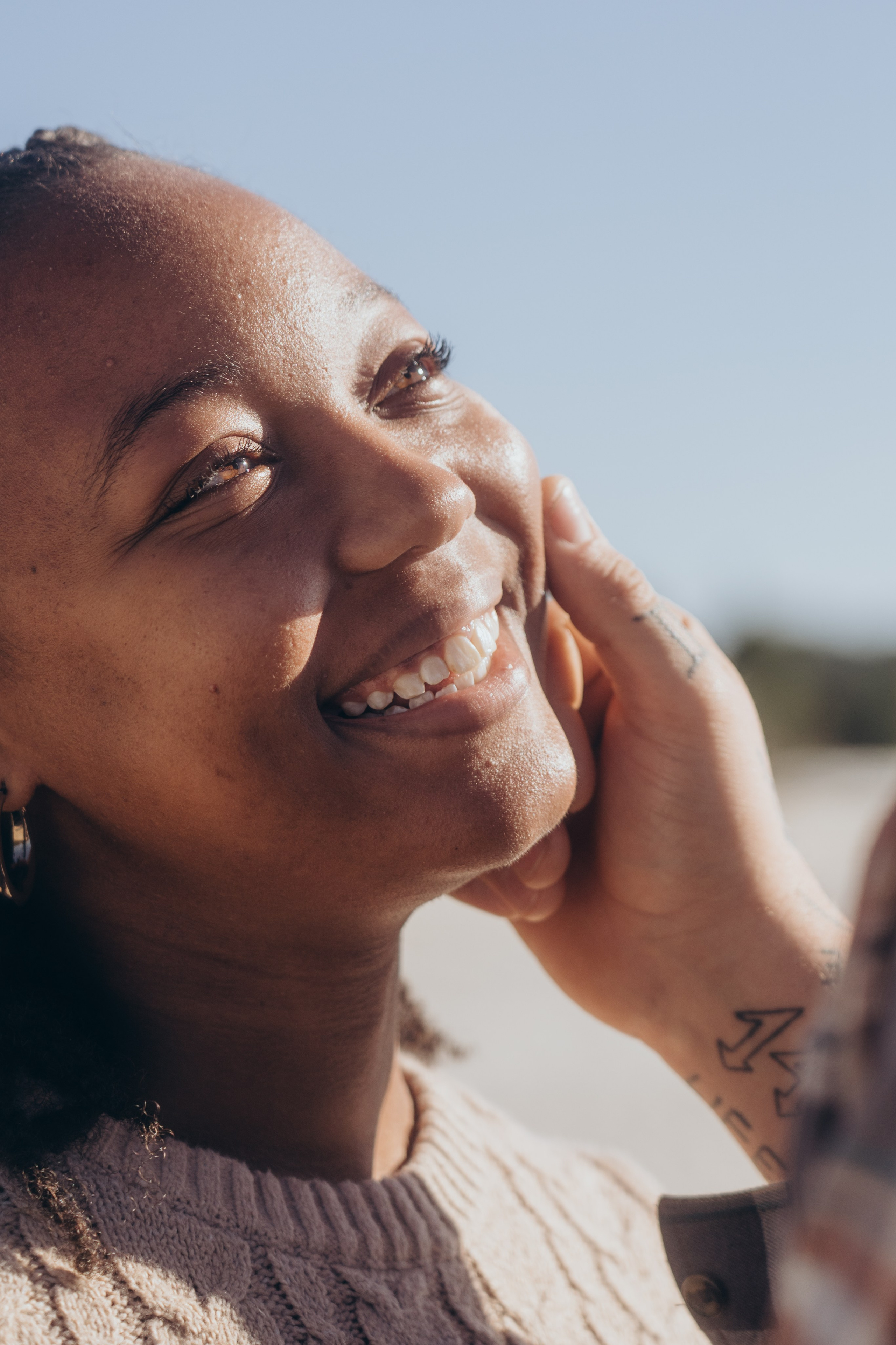 Romantic beach couple photoshoot in Connecticut. Daria Deschain Cinematic Photography in Connecticut