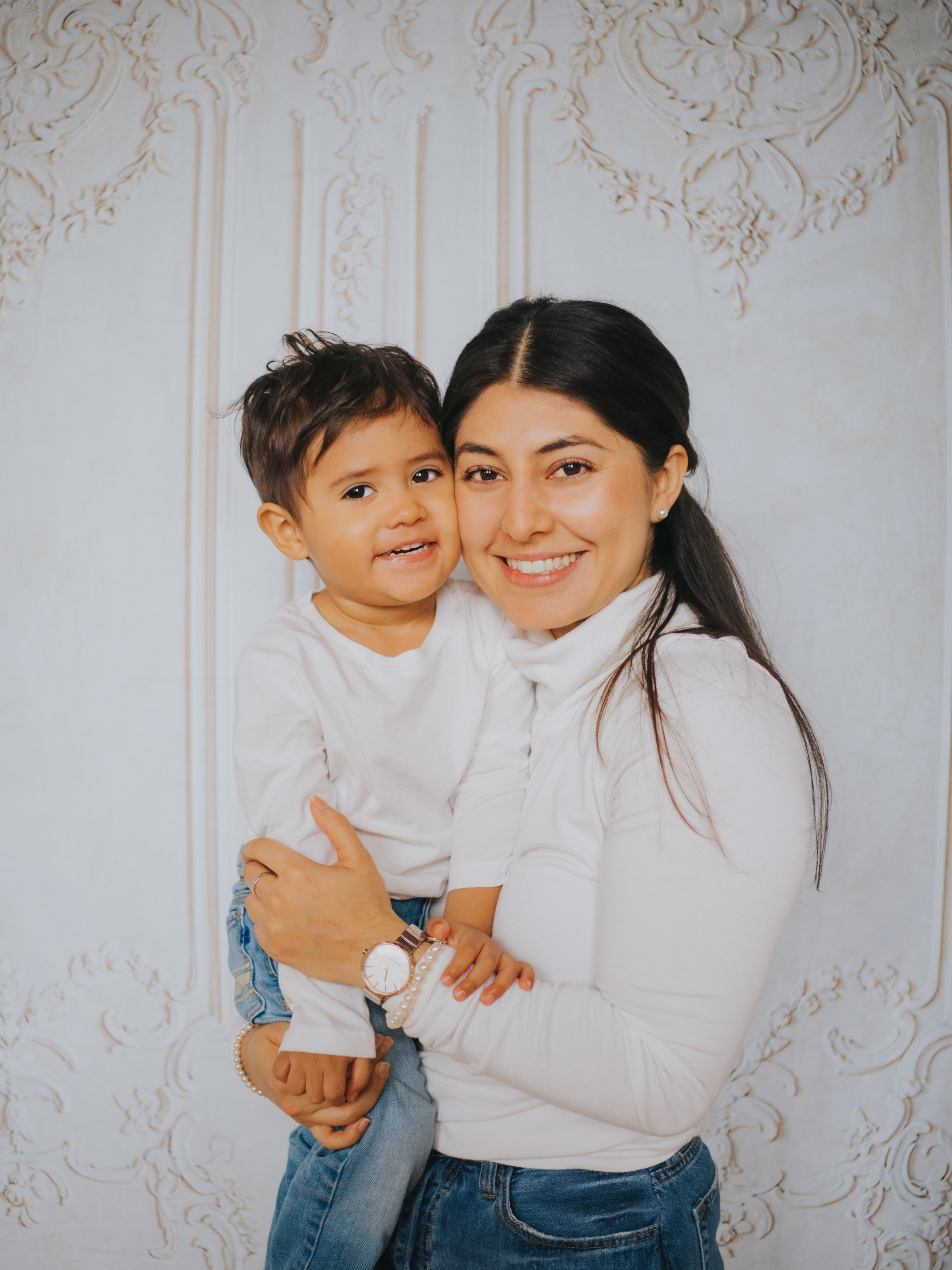 La mère et le fils sourient devant l'appareil photo.