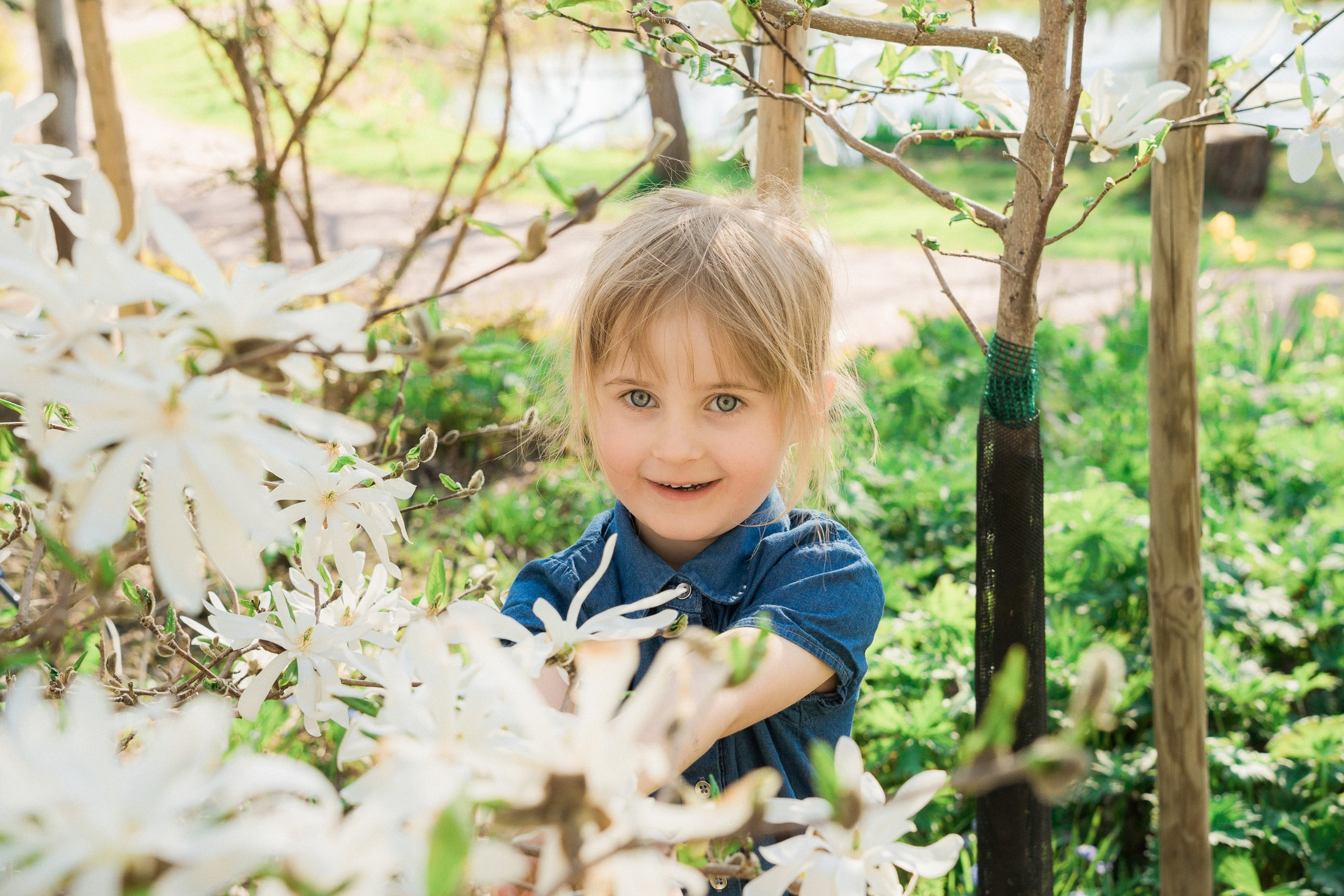 Lapsi- ja perhekuvaus aurinkoisena päivänä Espoossa