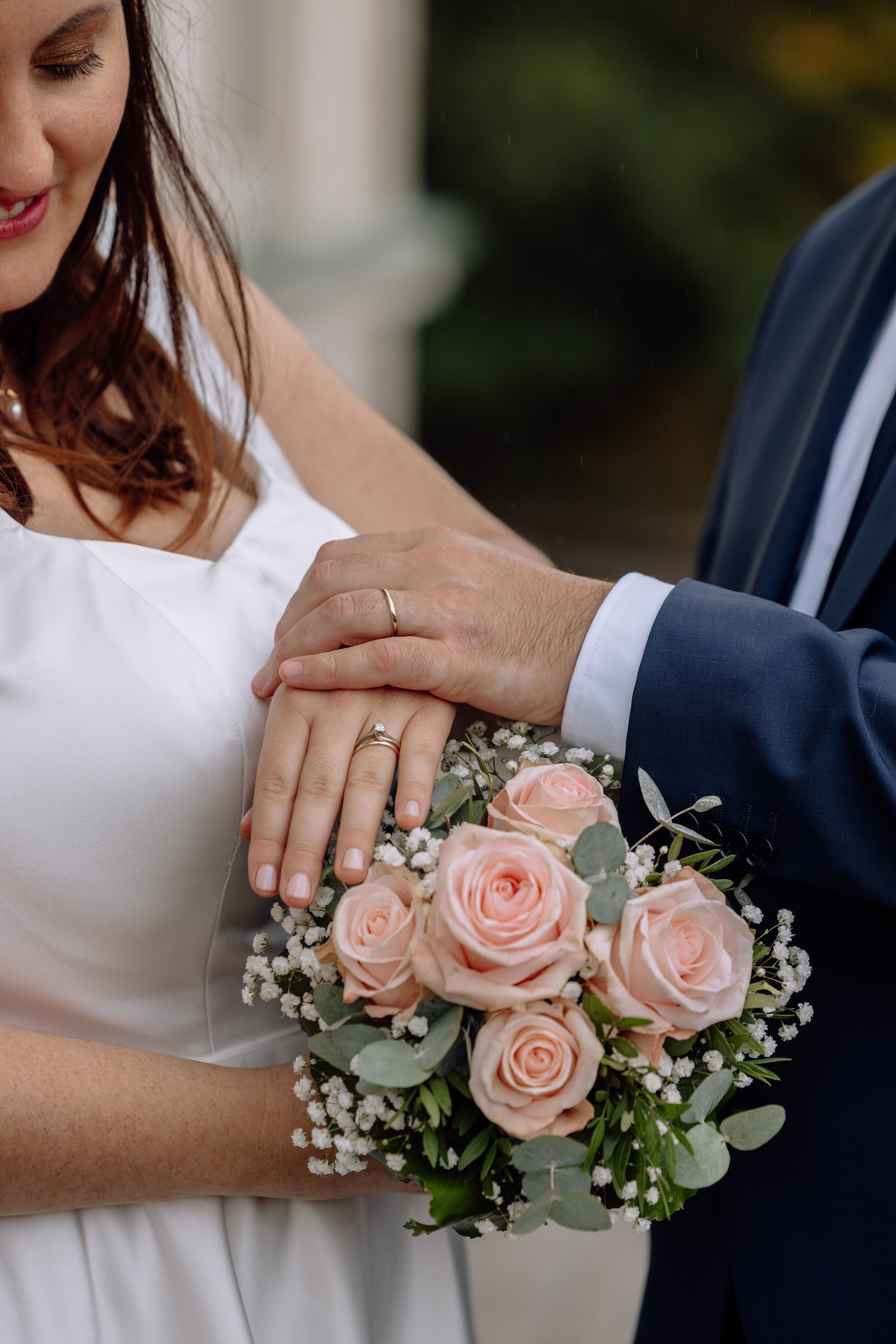 Nahaufnahme der Hände mit Eheringen