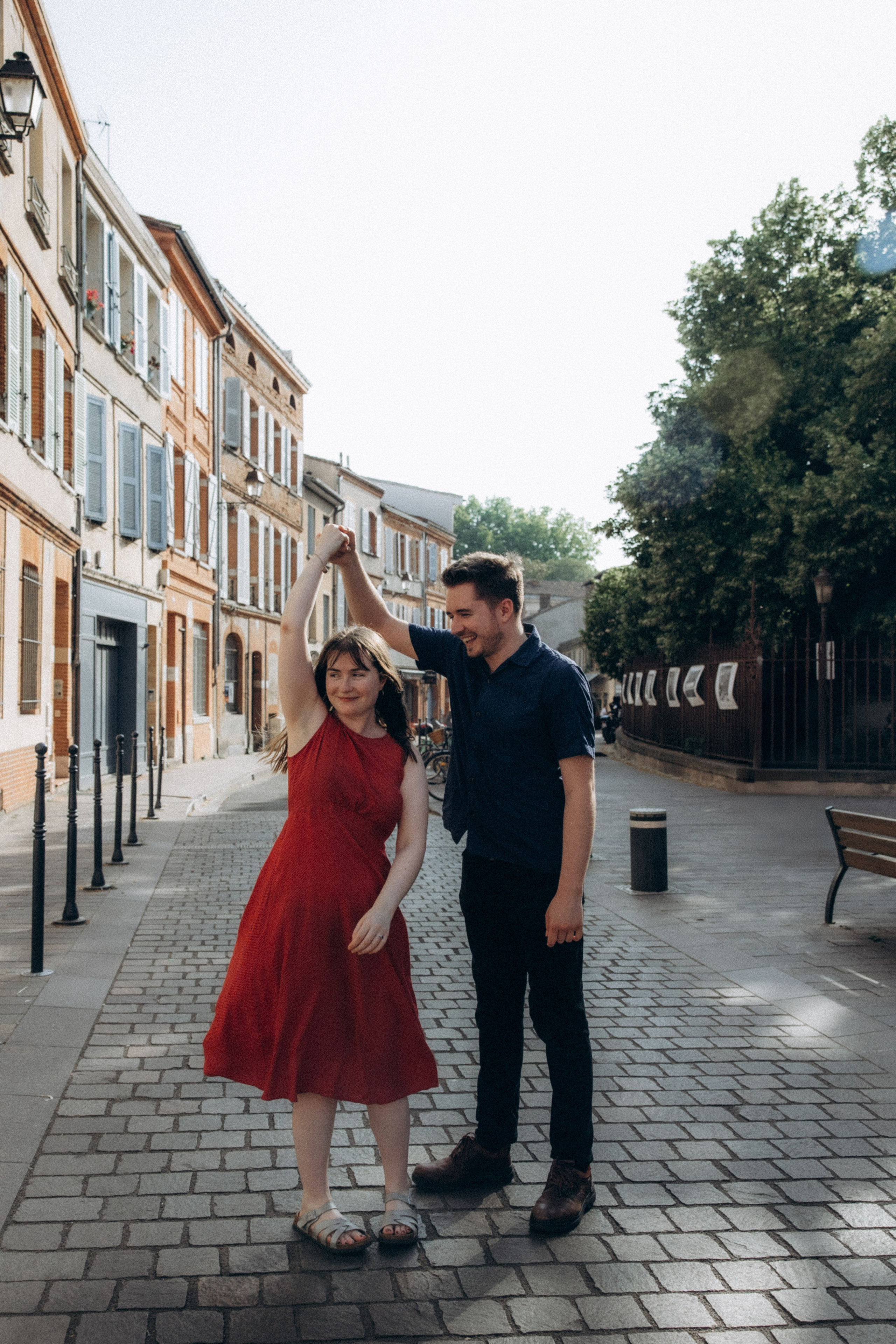 Surprise proposal photoshoot in Toulouse: romantic moment to remember. Eugénie Smirnova — your photographer in Toulouse and southwest France