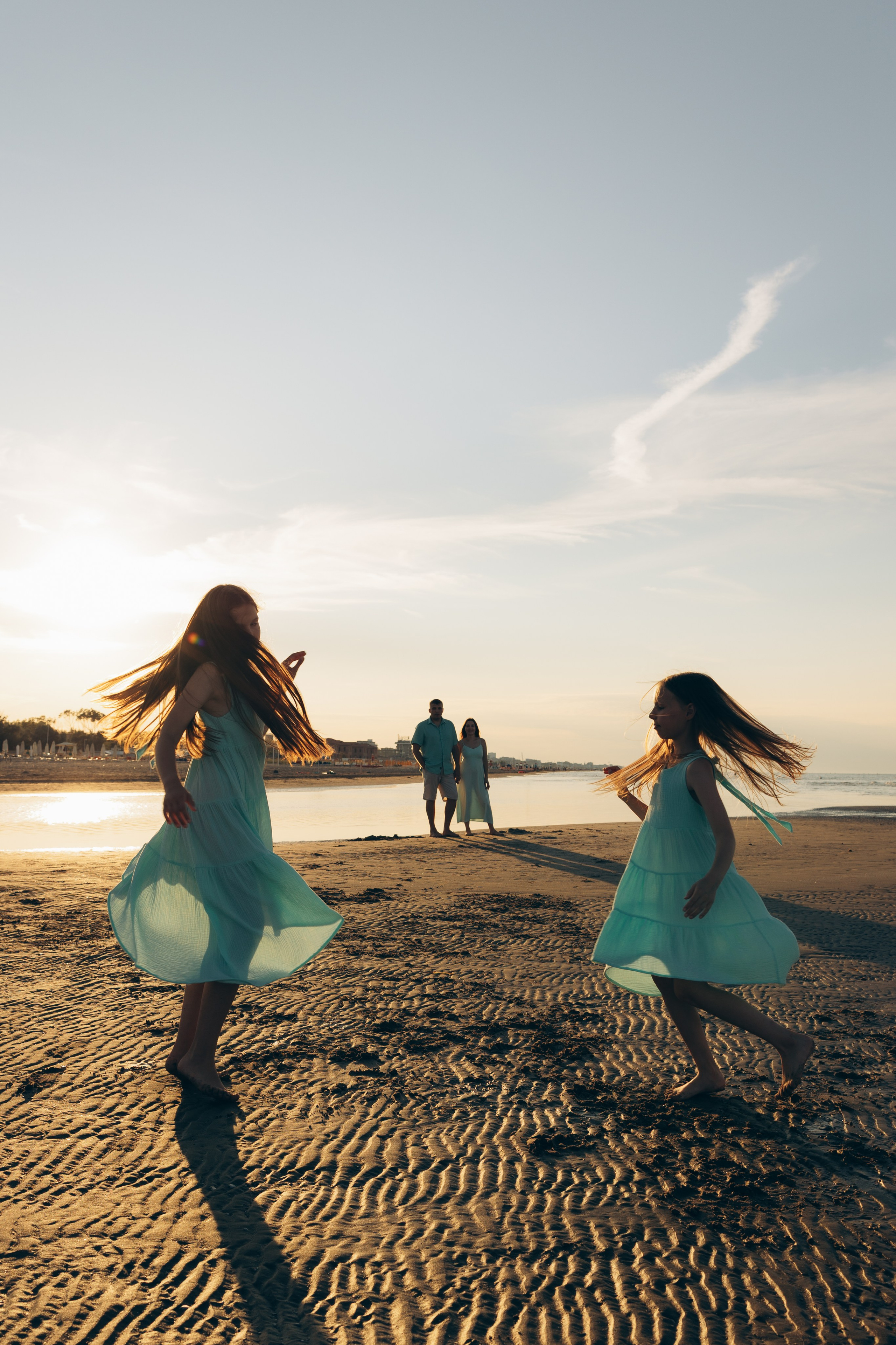 bambini che giocano e corrono sulla spiaggia durante un servizio fotografico a Rimini