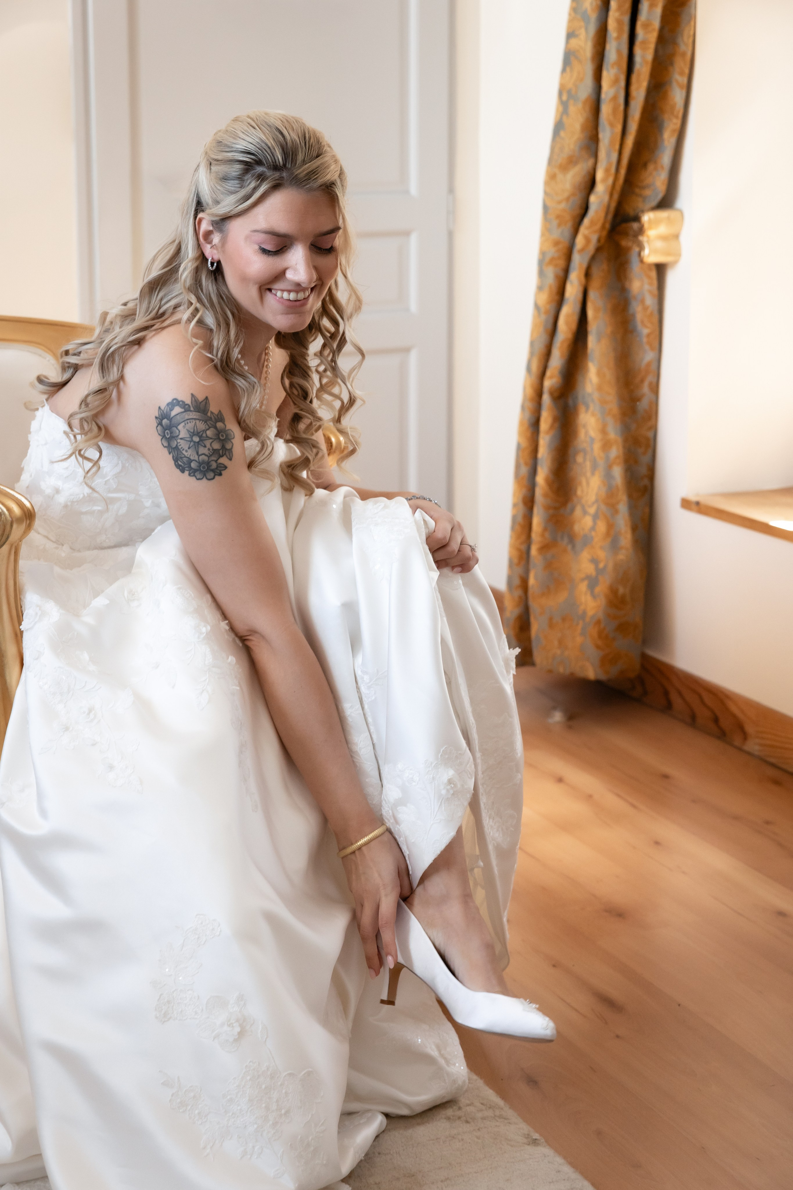 la mariée se préparant à l’intérieur du Château Rieutort, enfilant ses chaussures avant la cérémonie