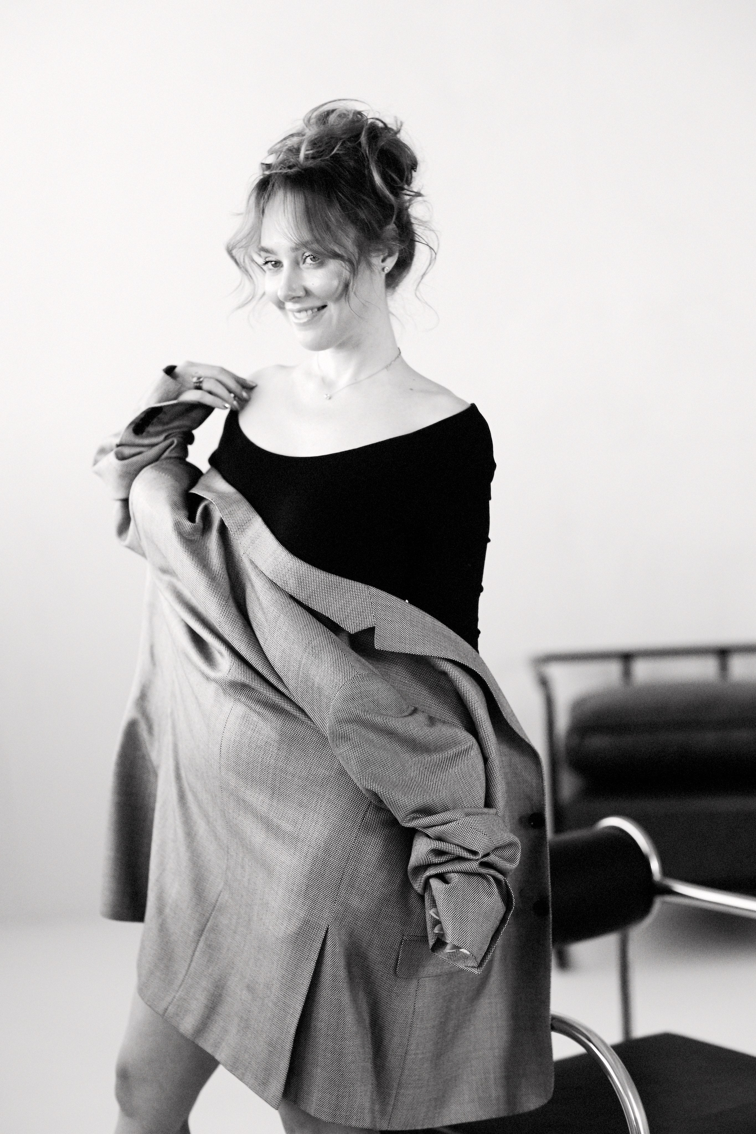 Уникальность черно-белого портрета в мужском пиджак. Валерия Вартанова. Фотограф