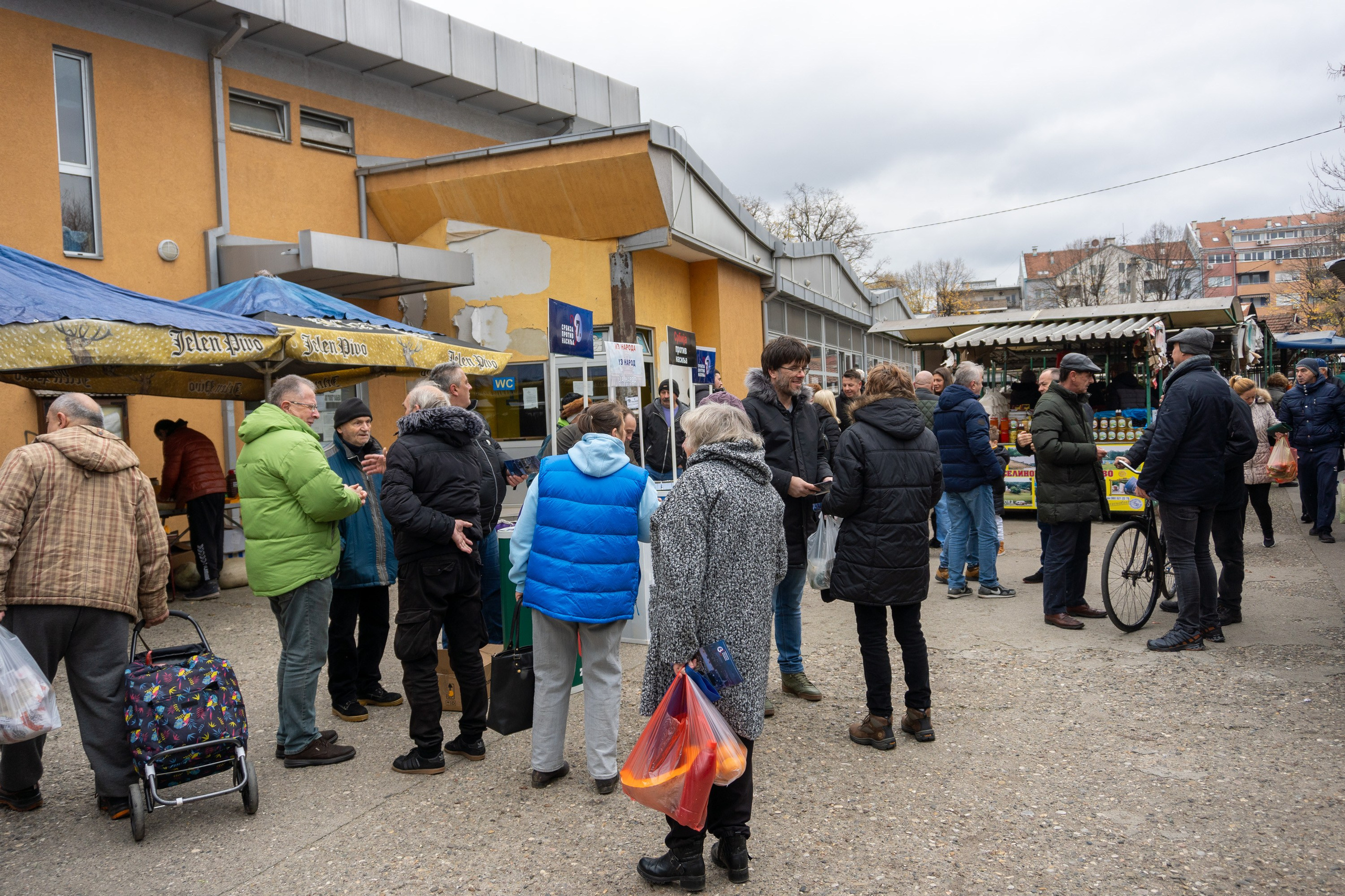 Листа „Србија против насиља” на градској пијаци упознавала грађане са програмом. Lokalni Front VA
