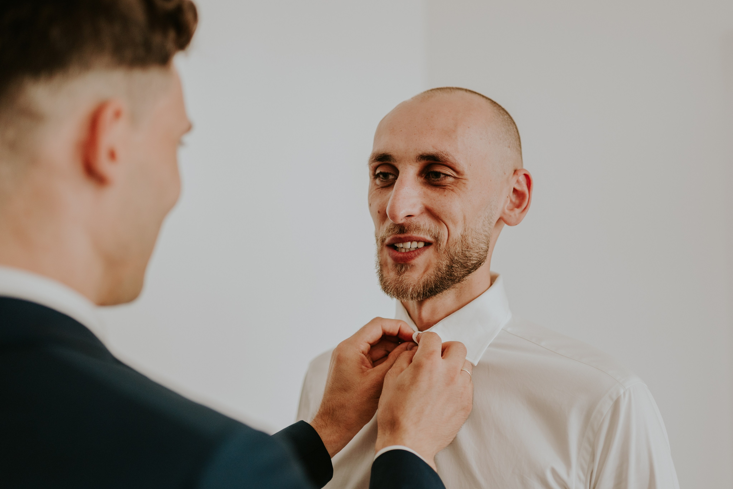 Dwór Wierzbno: plenerowy ślub pod wierzbą. Karkowskafoto - fotografia miłości