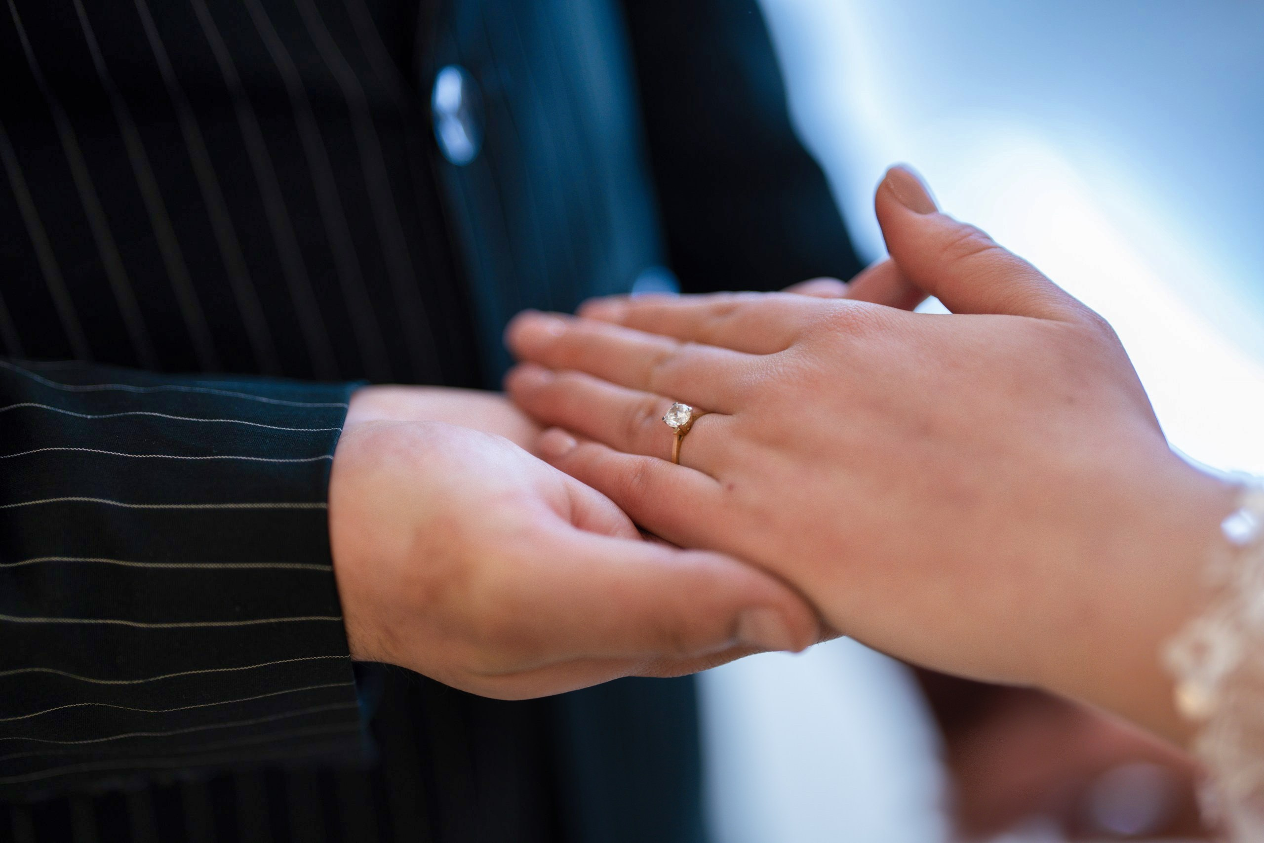 Fotograf nuntă Târgu Neamț – Samuel și Roxana, fotografie autentică realizată de AlinoFotoStudio 2. Fotograf nuntă Iași, Bacău, Suceava și Botoșani – Alin Chirilă surprinzând momente reale de nuntă 3. Fotografie de nuntă cu emoție și credință – AlinoFotoStudio, fotograf povestitor 4. Fotograf profesionist nuntă în Moldova – cadre naturale și pline de emoție 5. Alin Chirilă fotograf nuntă – poveste reală surprinsă prin fotografie 6. Fotograf nuntă cu stil documentar – momente autentice din ziua nunții Pregătiri mireasă acasă – fotografie naturală realizată de Alin Chirilă fotograf nuntă 8. Detalii din ziua nunții – fotograf nuntă Iași și Botoșani, AlinoFotoStudio 9. Emoții din dimineața nunții – fotograf profesionist Moldova 10. Cadre autentice din pregătiri – fotograf nuntă Suceava și Bacău Ceremonie religioasă nuntă – moment emoționant surprins de fotograf Alin Chirilă 12. Nuntă cu valori creștine – fotografie din biserică realizată cu discreție 13. Rugăciune și emoție în ziua nunții – fotograf nuntă Târgu Neamț 14. Legământ în fața lui Dumnezeu – fotografie de nuntă autentică 15. Fotograf nuntă biserică – momente sincere și pline de semnificație Petrecere de nuntă – cadre naturale realizate de AlinoFotoStudio 17. Bucurie și dans la nuntă – fotograf nuntă Iași și împrejurimi 18. Momente autentice de la restaurant – fotograf nuntă Bacău Suceava 19. Atmosferă de nuntă surprinsă discret – Alin Chirilă fotograf -AlinoFotoStudio – fotograf nuntă cu abordare naturală și emoțională 21. Alin Chirilă fotograf – povestitor prin fotografie de nuntă 22. Fotograf nuntă în Moldova – stil documentar și autentic 23. Fotografie de nuntă sinceră și elegantă – AlinoFotoStudio- Fotograf nuntă Iași Bacău Suceava Botoșani – Alin Chirilă AlinoFotoStudio 26. Fotograf nuntă Târgu Neamț și Moldova – fotografie profesională de eveniment 27. Fotograf nuntă cu valori creștine și stil documentar – AlinoFotoStudio - Alin Chirilă – AlinoFotoStudio Fotograf nuntă Iași • Bacău • Suceava • Botoșani - Samuel & Roxana, Târgu Neamț -Momente reale, trăite sincer și păstrate pentru totdeauna.