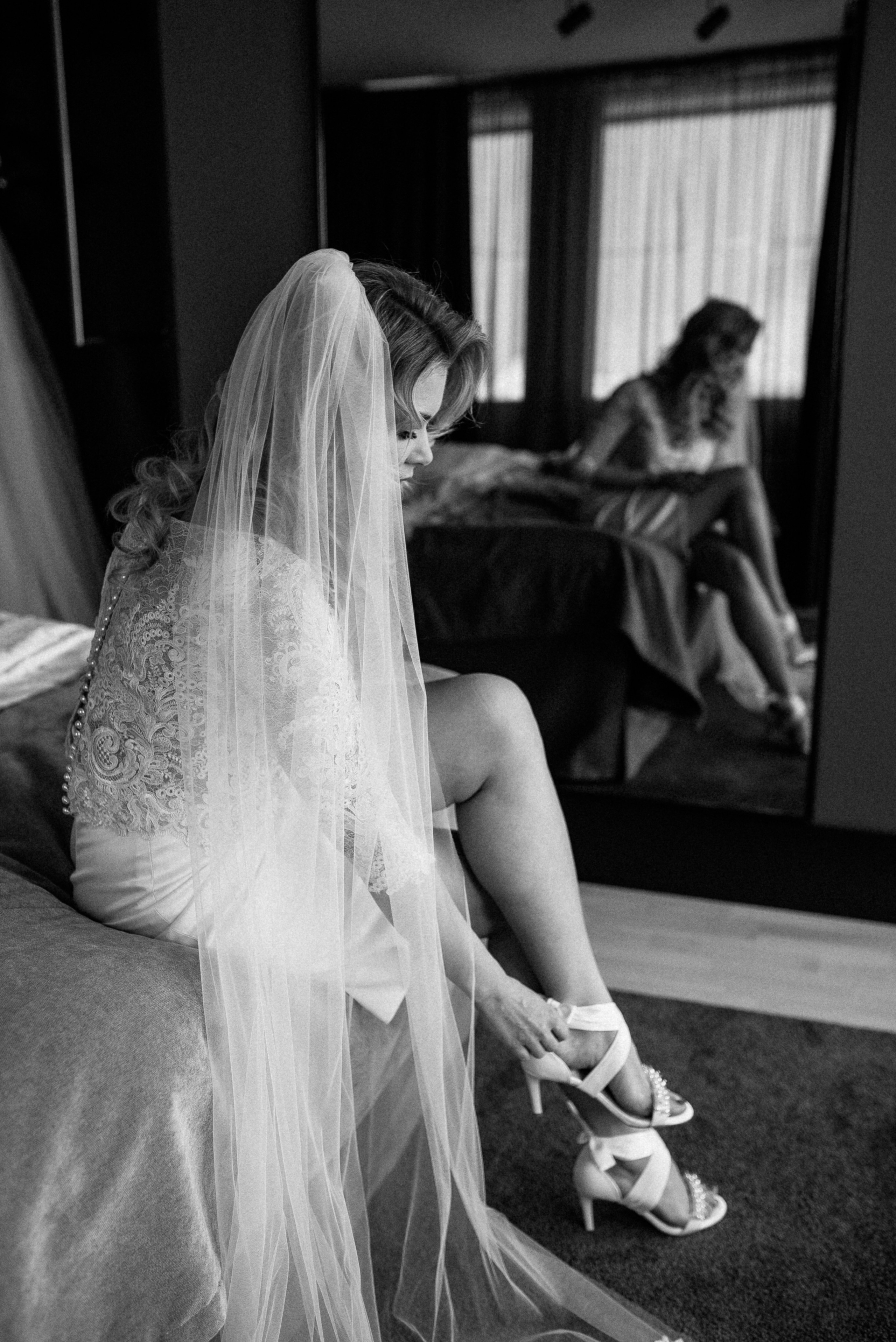 Bride wearing her shoes. Luksushääkuvaus Suomessa dokumentaarisella tyylillä.