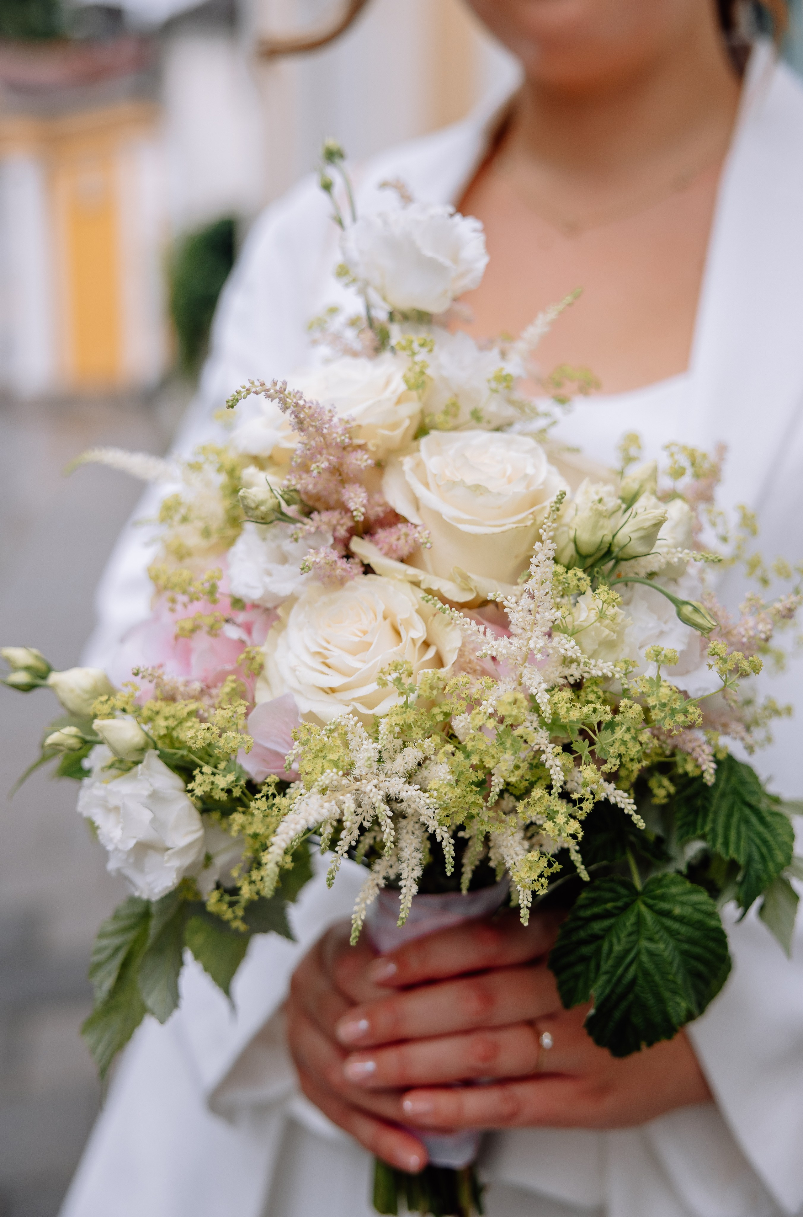 Braut trägt großen Blumenstrauß – Paar verlässt Standesamt Mandlstraße 14, geht im Park Hand in Hand