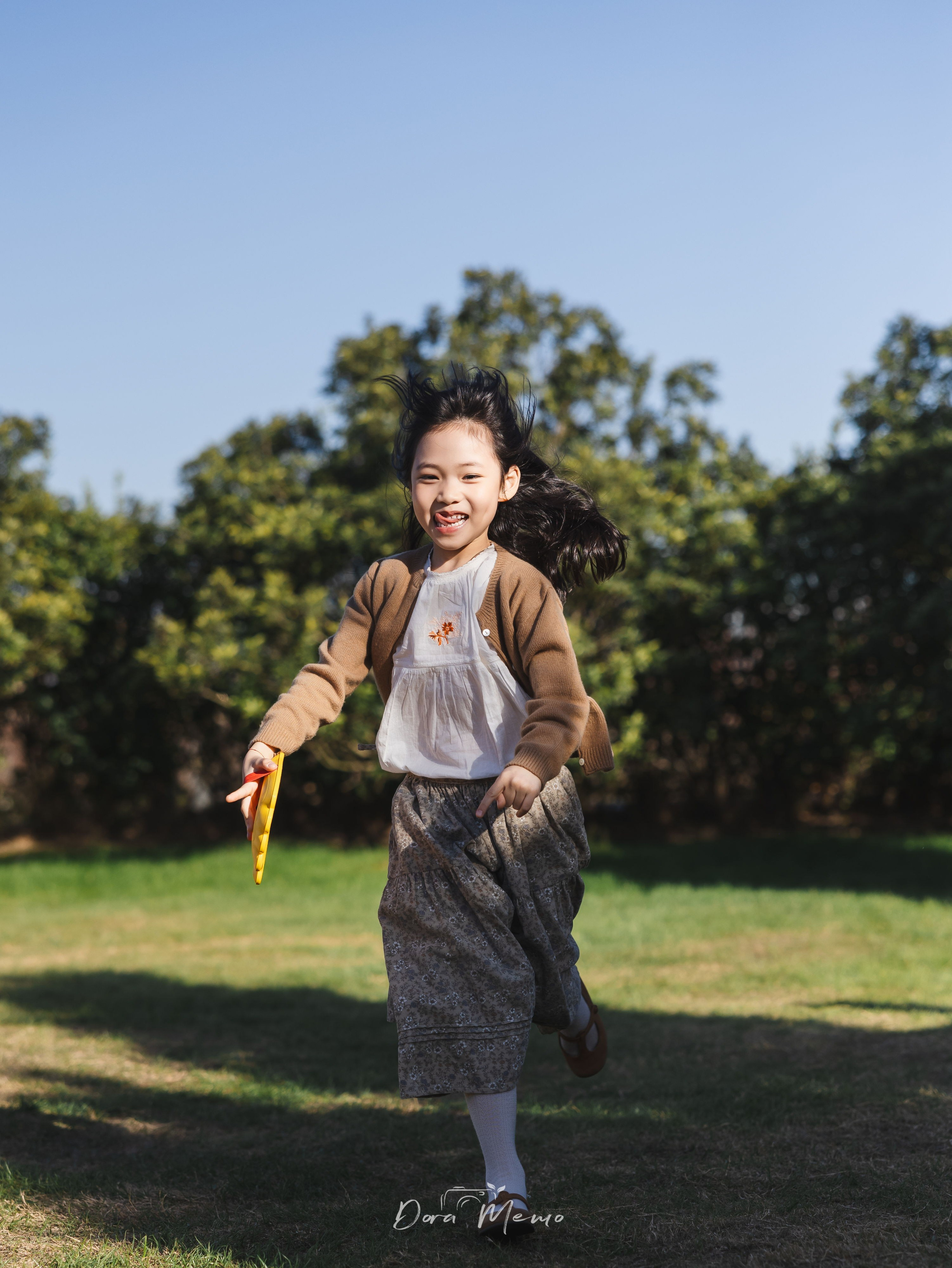 Shanghai documentary family photographer - girl with surprised expression playing at birthday party