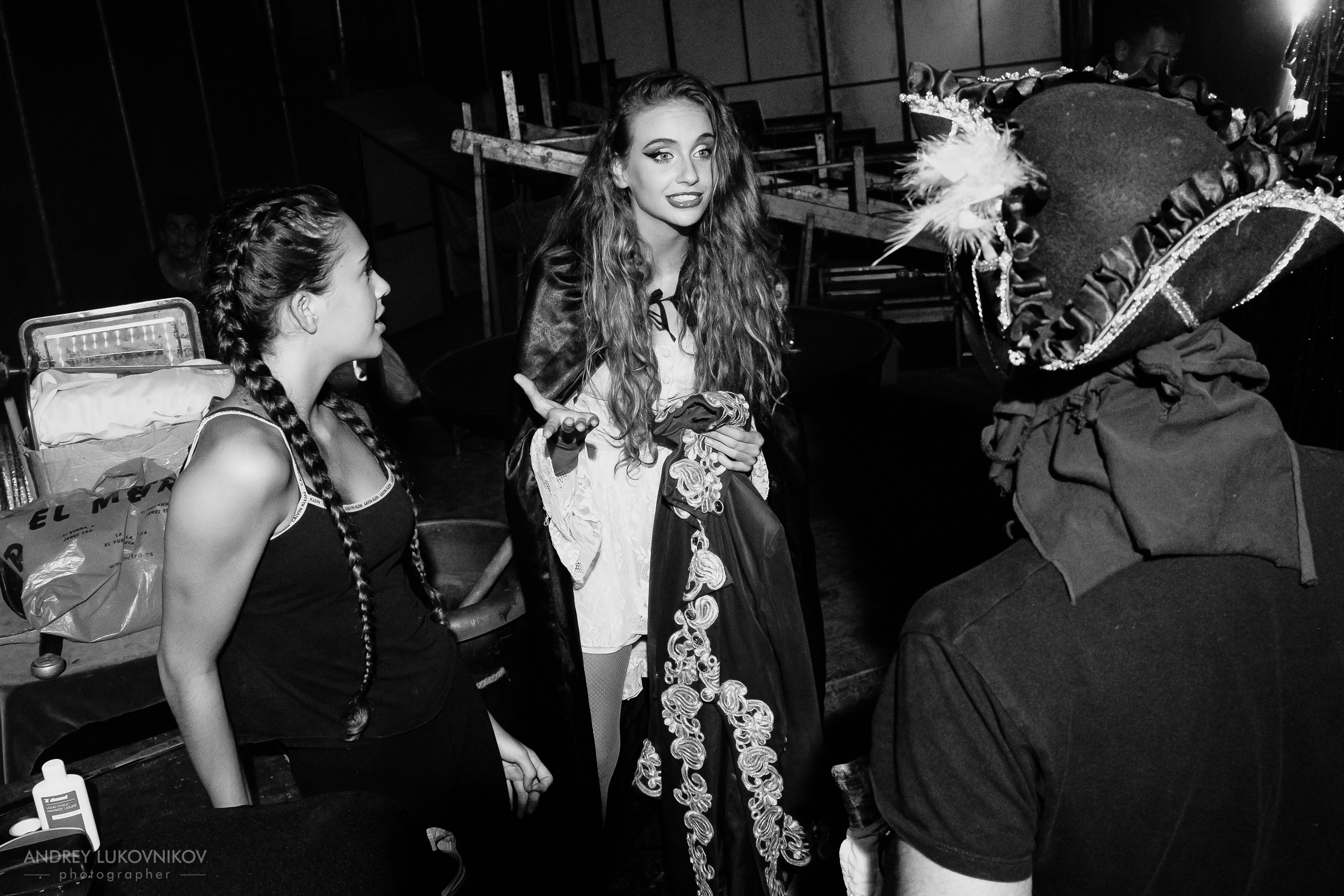 Sesión de fotos entre bastidores en El Circo Encantado: la vida de los artistas tras bambalinas