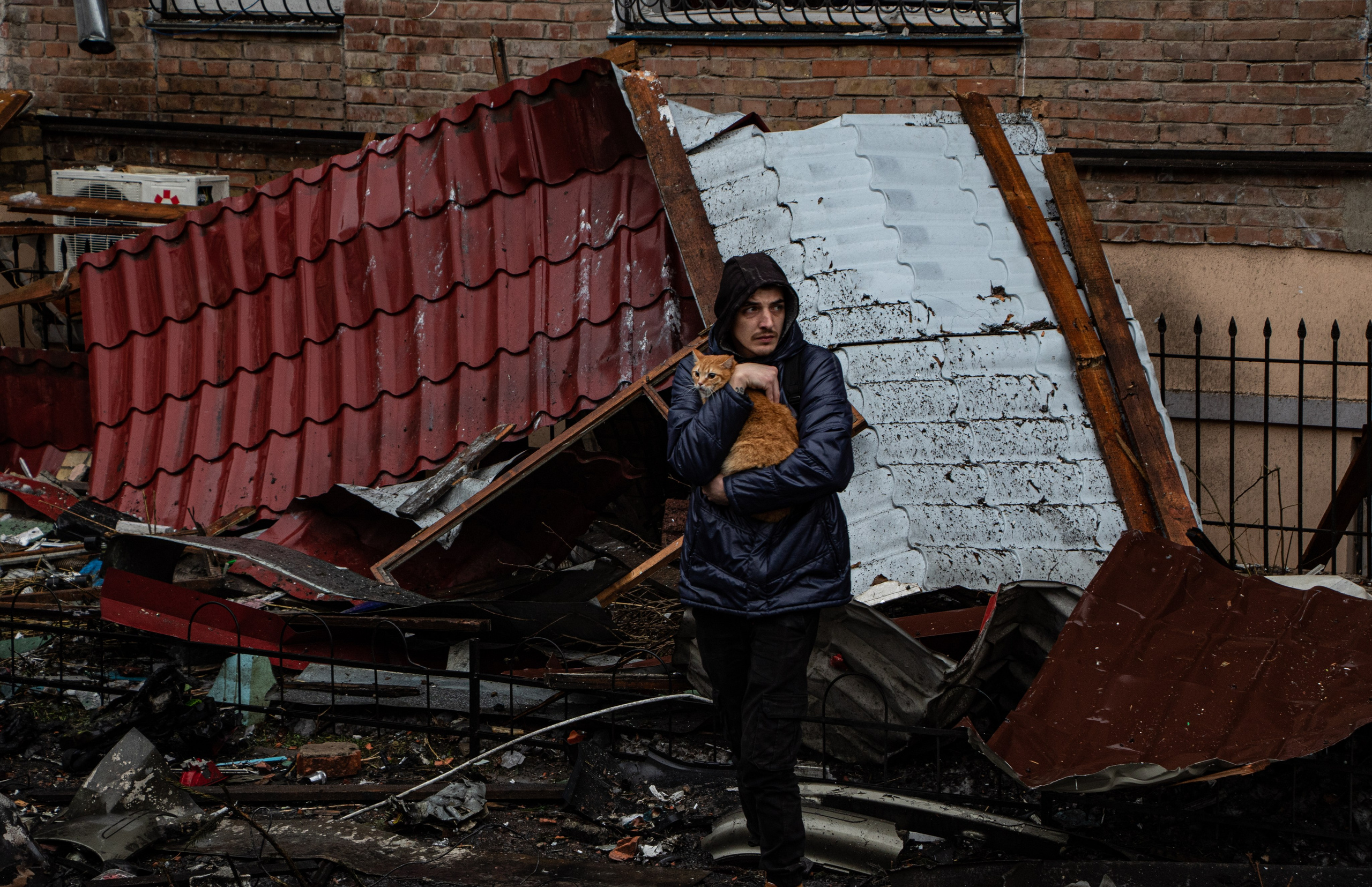 Un homme vient de récupérer son chat dans les décombres lors de l'attaque massive sur le quartier résidentiel de Vyshhorod à Kyiv.