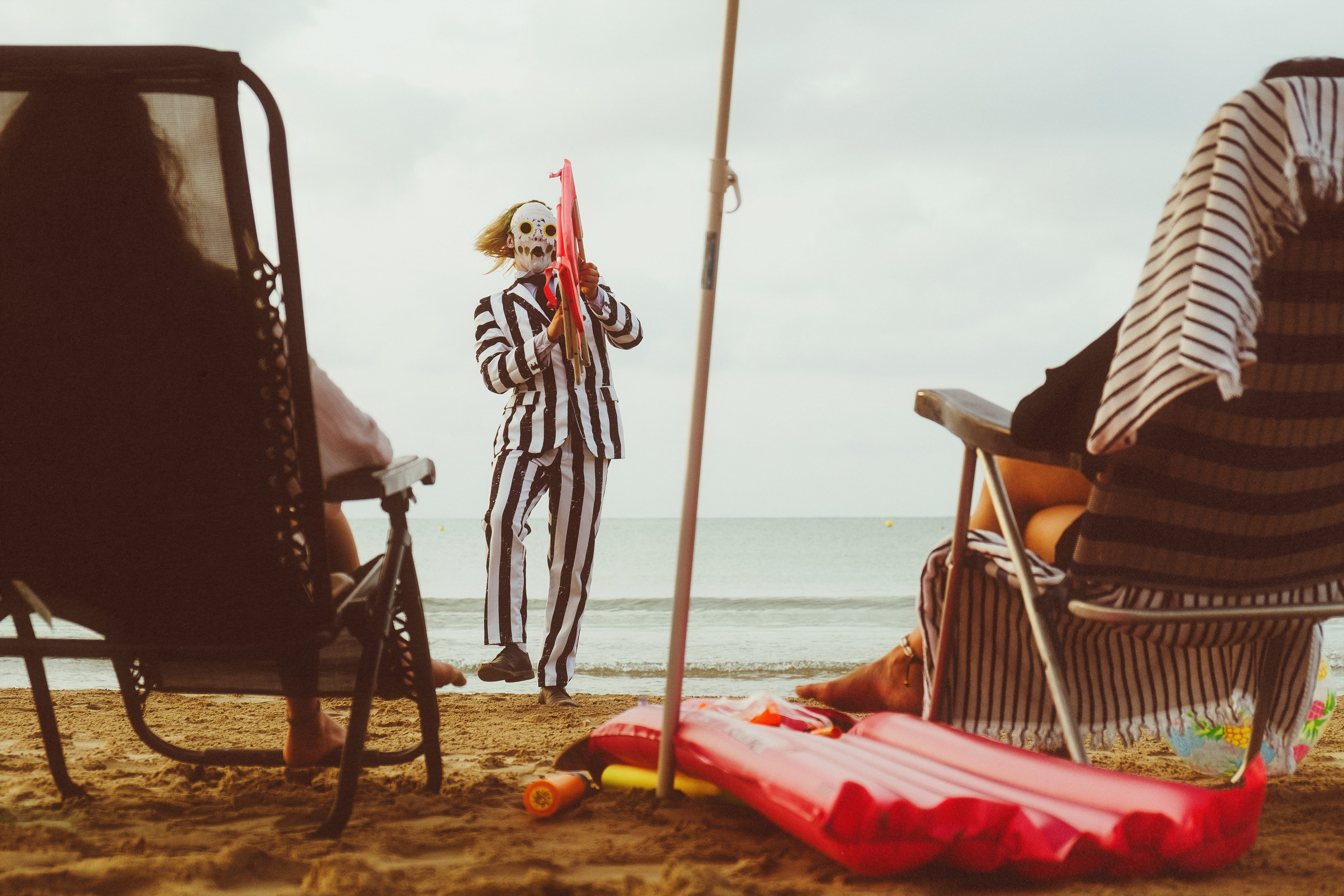 Beetlejuice на море: Экспериментальная фотосессия с цирковыми артистами — Фотограф Андрей Луковников