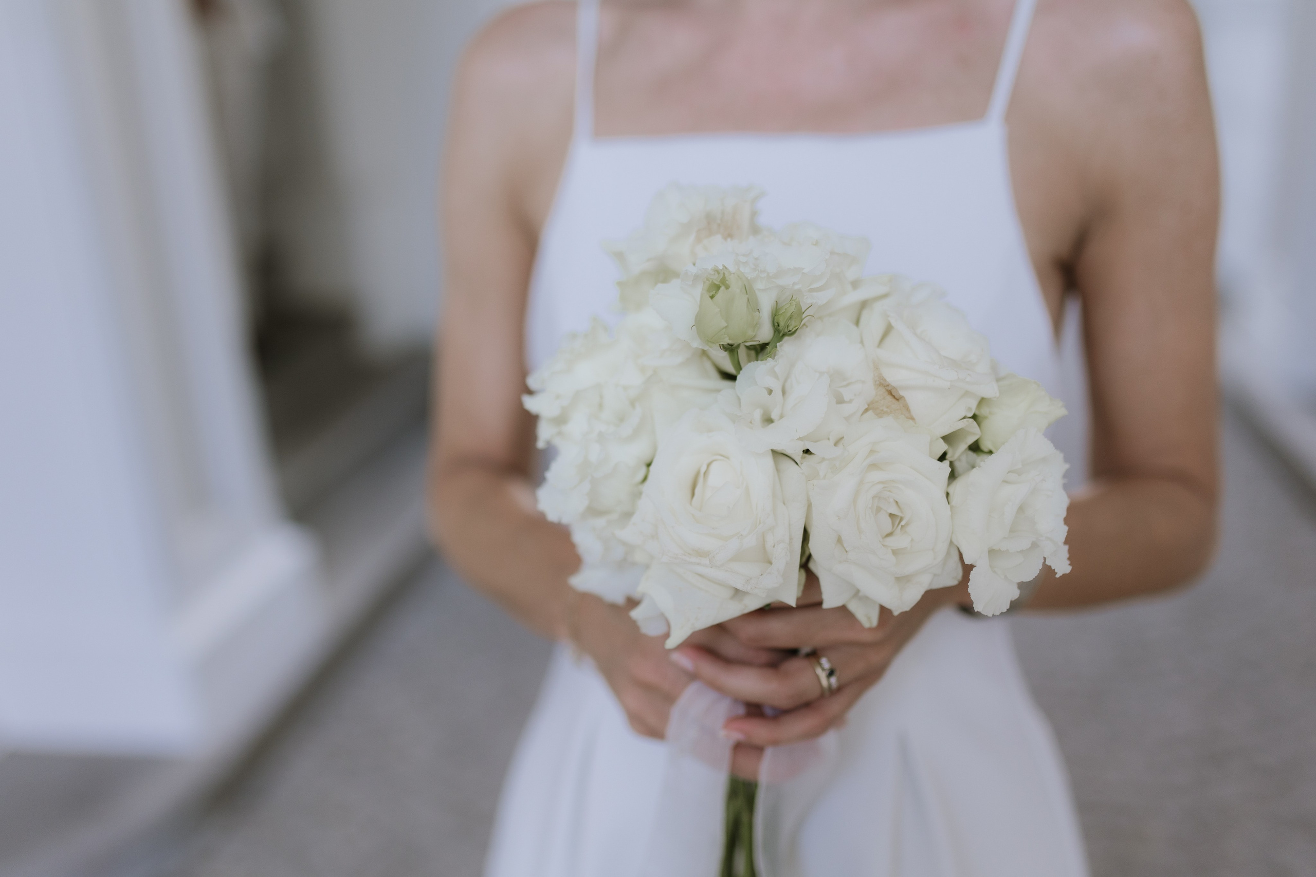 Klassischer weißer Brautstrauß mit Rosen und Lilien