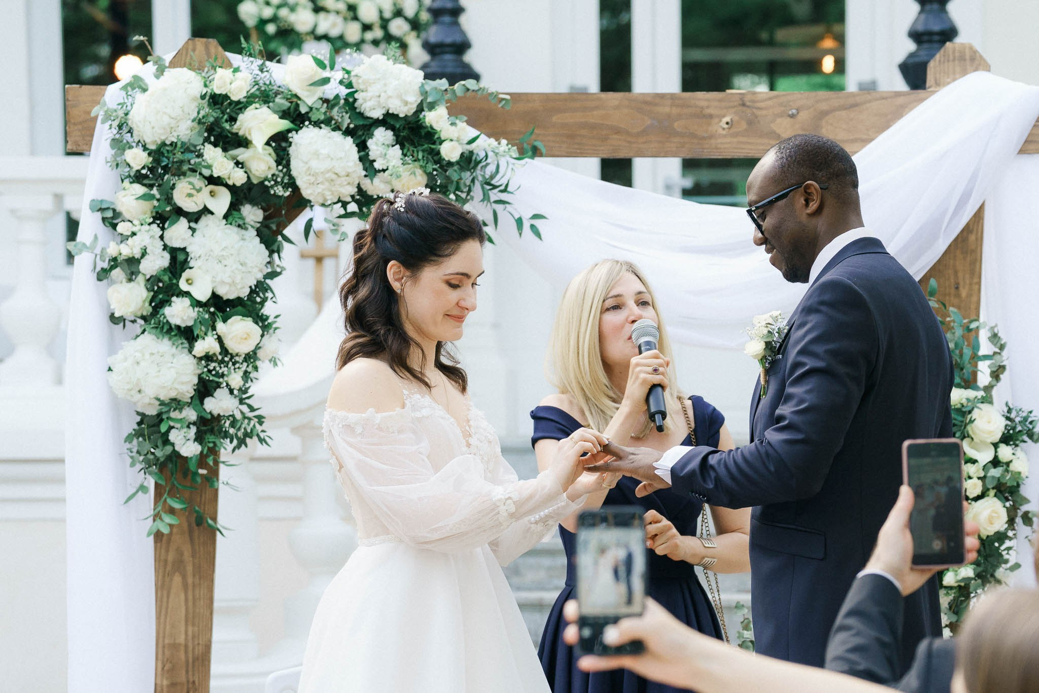 Häävalokuvaaja Helsingissä – Studiohappymoment | Romanttisia hetkiä