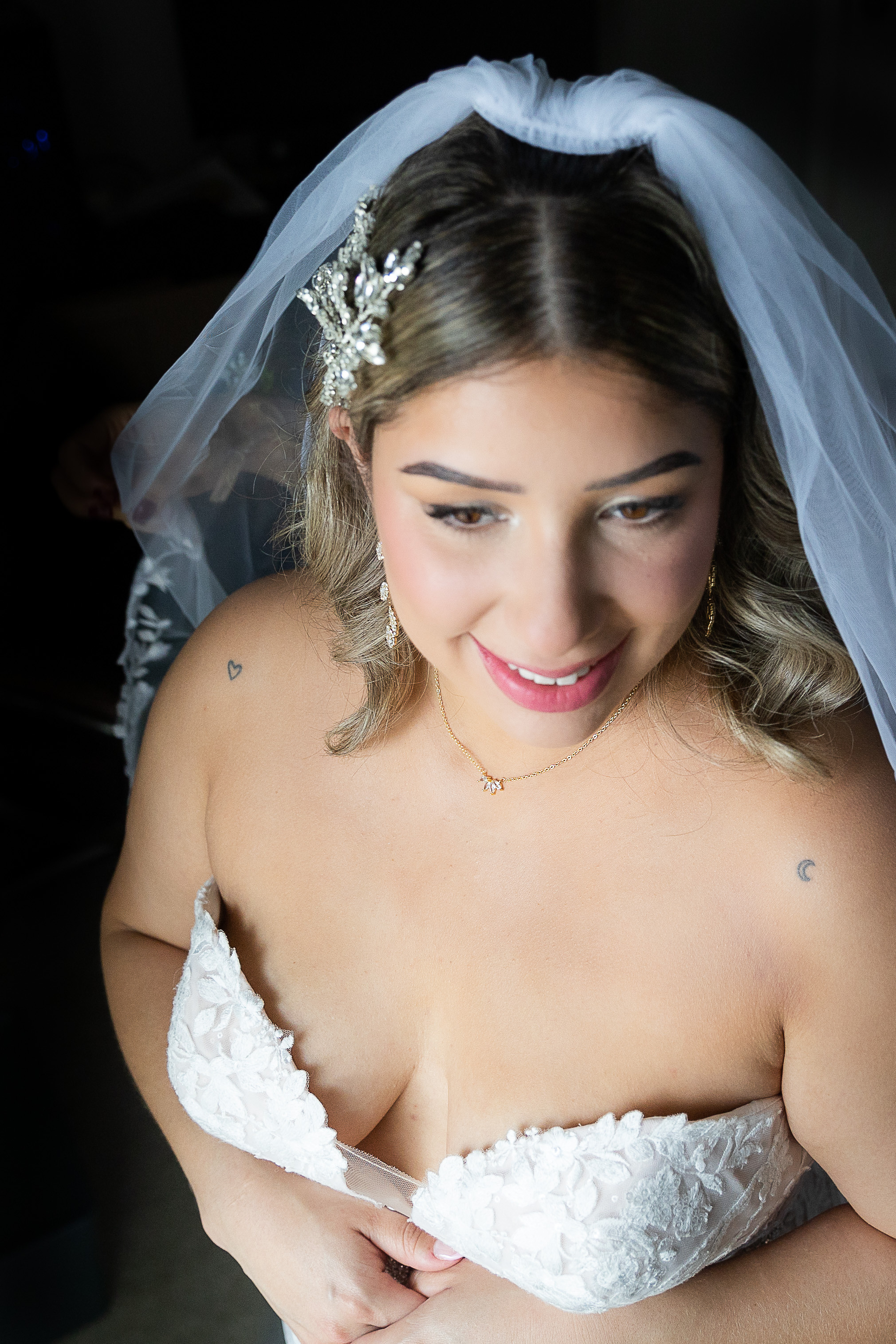 bride is getting ready