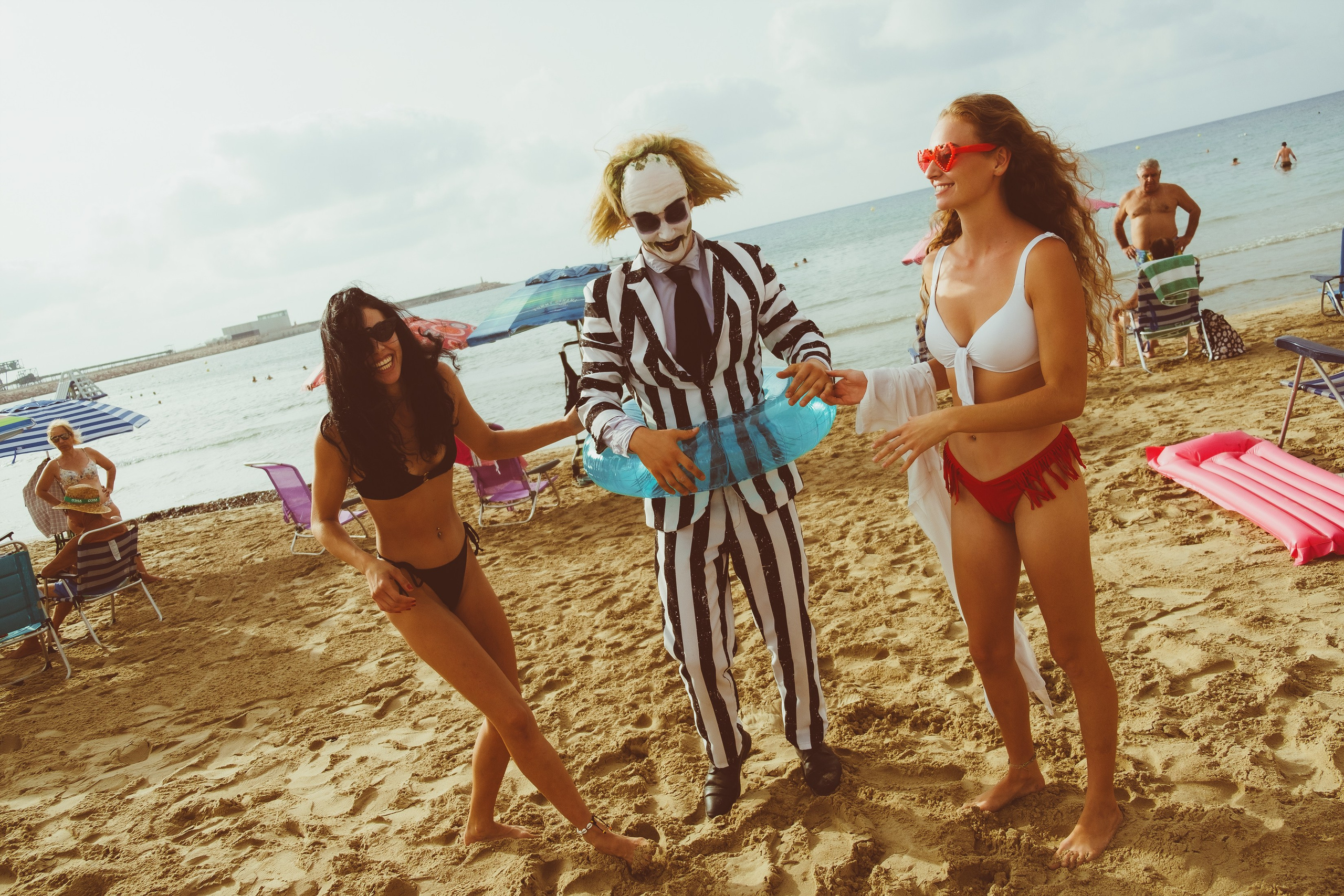 Beetlejuice на море: Экспериментальная фотосессия с цирковыми артистами — Фотограф Андрей Луковников