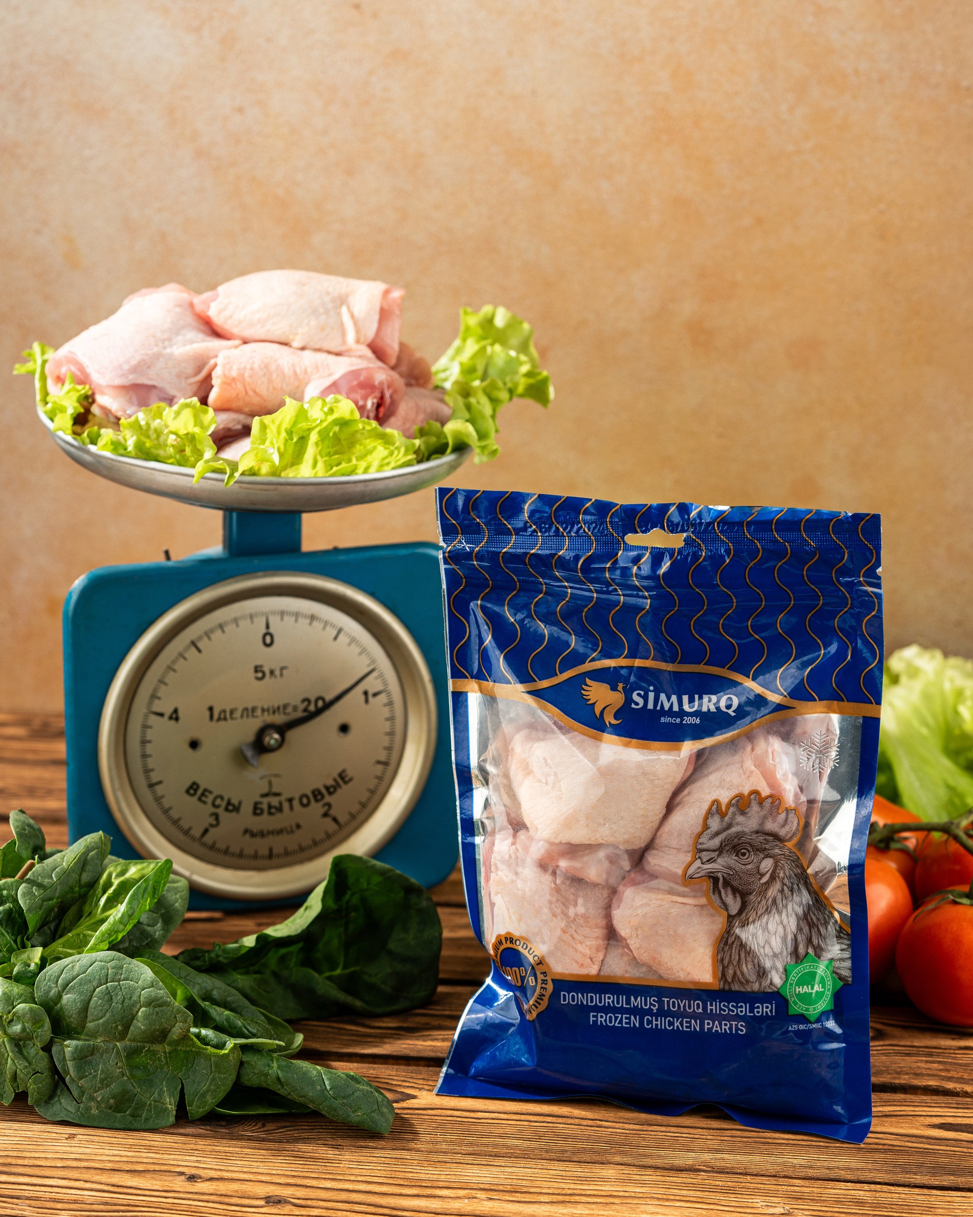 Simurq brendinə aid dondurulmuş toyuq hissələri – mavi tərəzidə yaşıl kahı ilə, qablaşdırma məhsul fotoqrafiyası