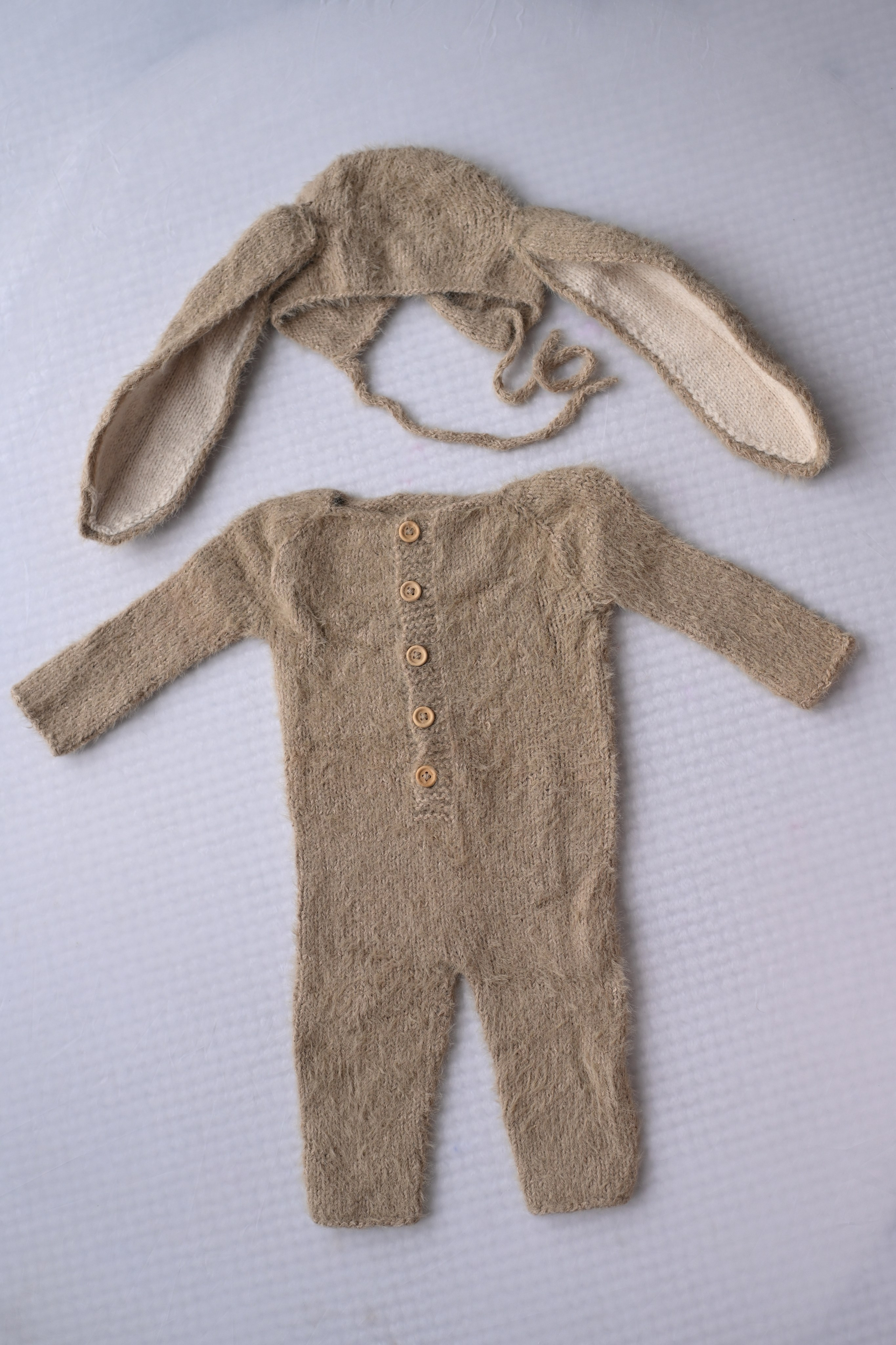 Beiges Strickoutfit für einjährige Jungen - Kleidung für Cake Amash oder Geburtagsshooting.