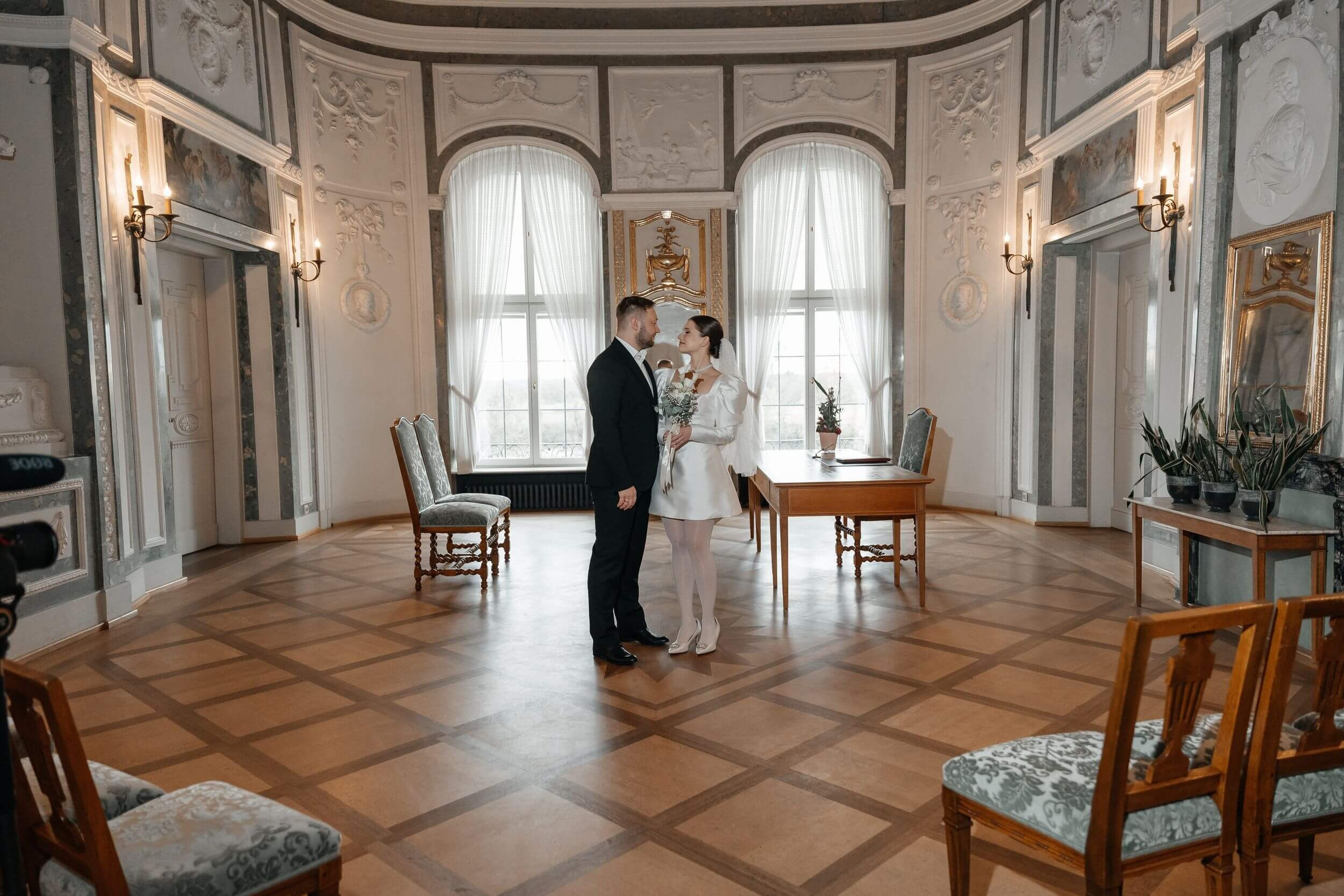 couple in frankfurt höchst office