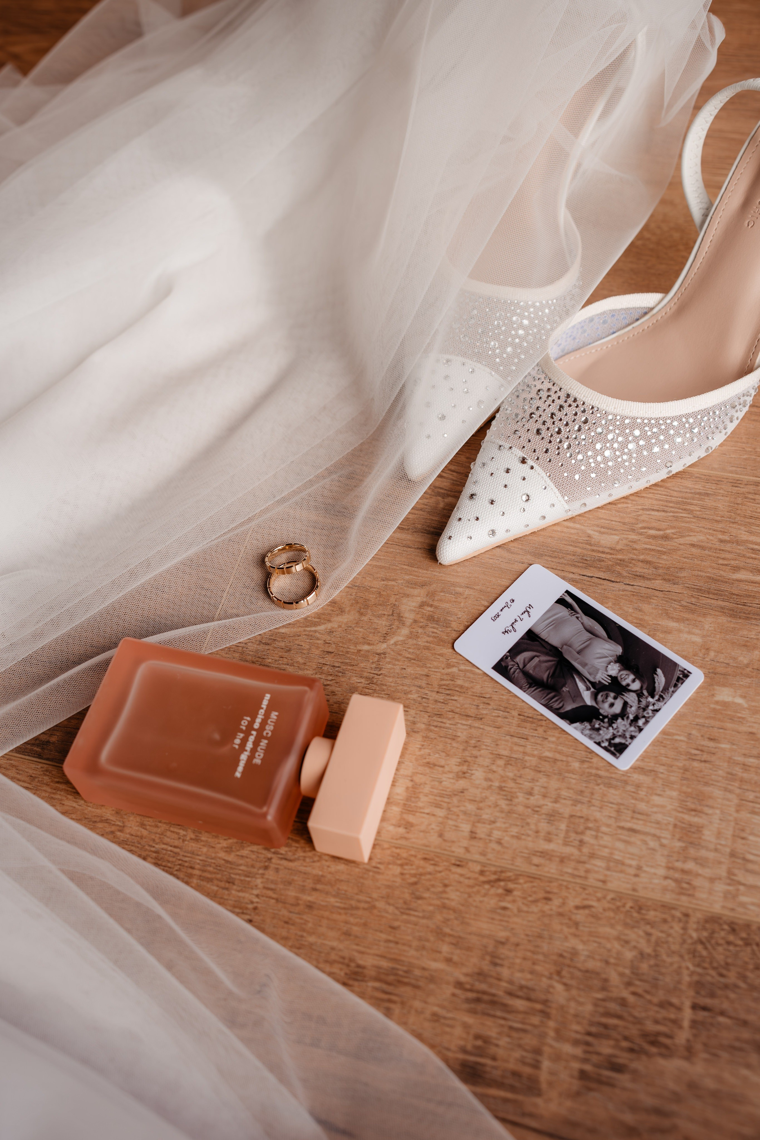 Detalii cu parfumul și accesoriile miresei în lumina naturală de la Cabana Masiv.