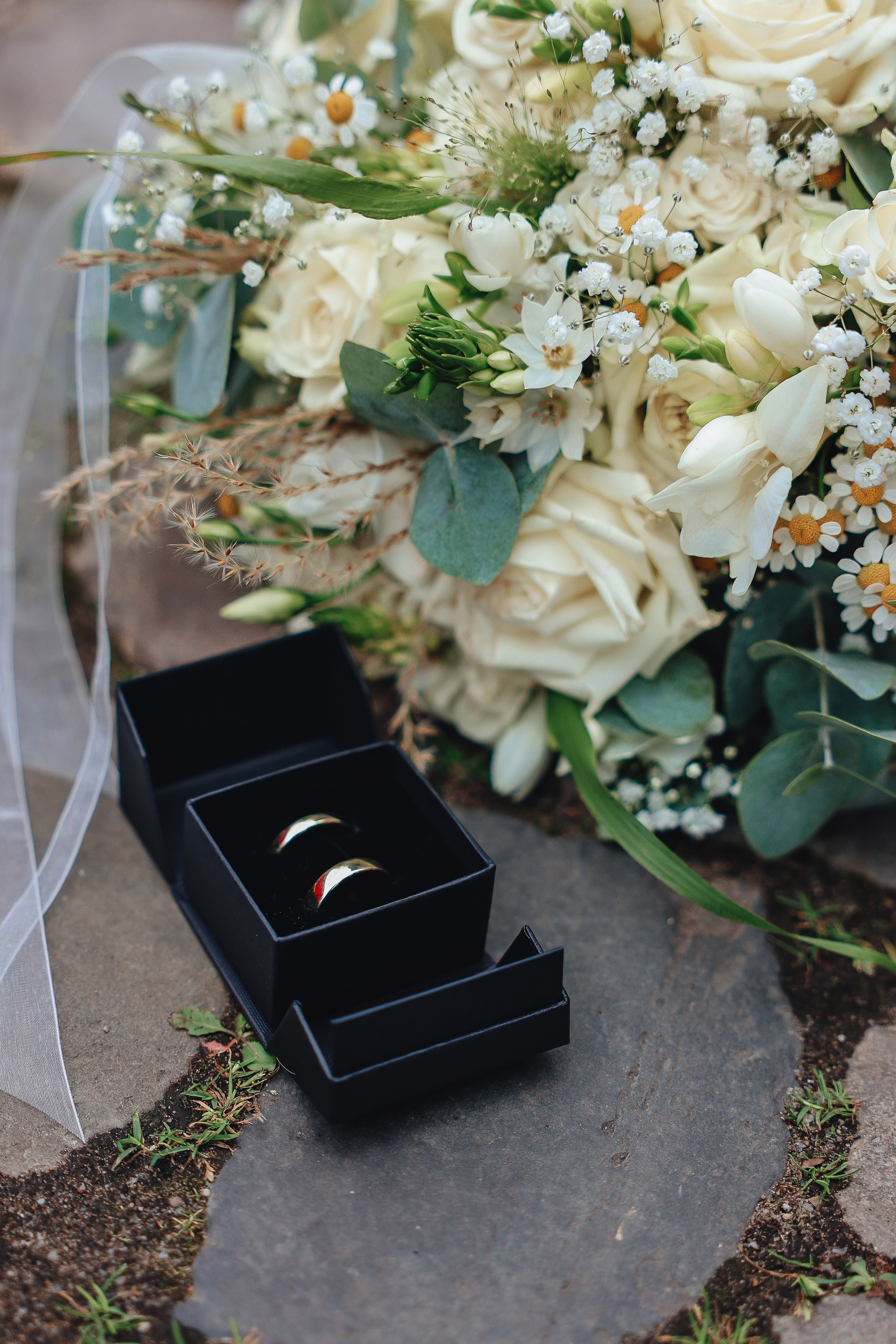 Brautstrauß und Eheringe in einer Schmuckbox – Hochzeitsfotografie mit Liebe zum Detail. Hochzeitsfotograf für exklusive Hochzeiten in NRW: Düsseldorf, Bochum, Dortmund, Essen, Duisburg, Wuppertal, Krefeld, Münster, Köln, Bonn, Aachen. Traumhafte Hochzeitslocations wie Schloss Nordkirchen, Schloss Dyck, Schloss Hugenpoet, Schloss Rheydt, Schloss Horst, Wasserschloss Wittringen Gladbeck, Schlosspark Herten und viele weitere.