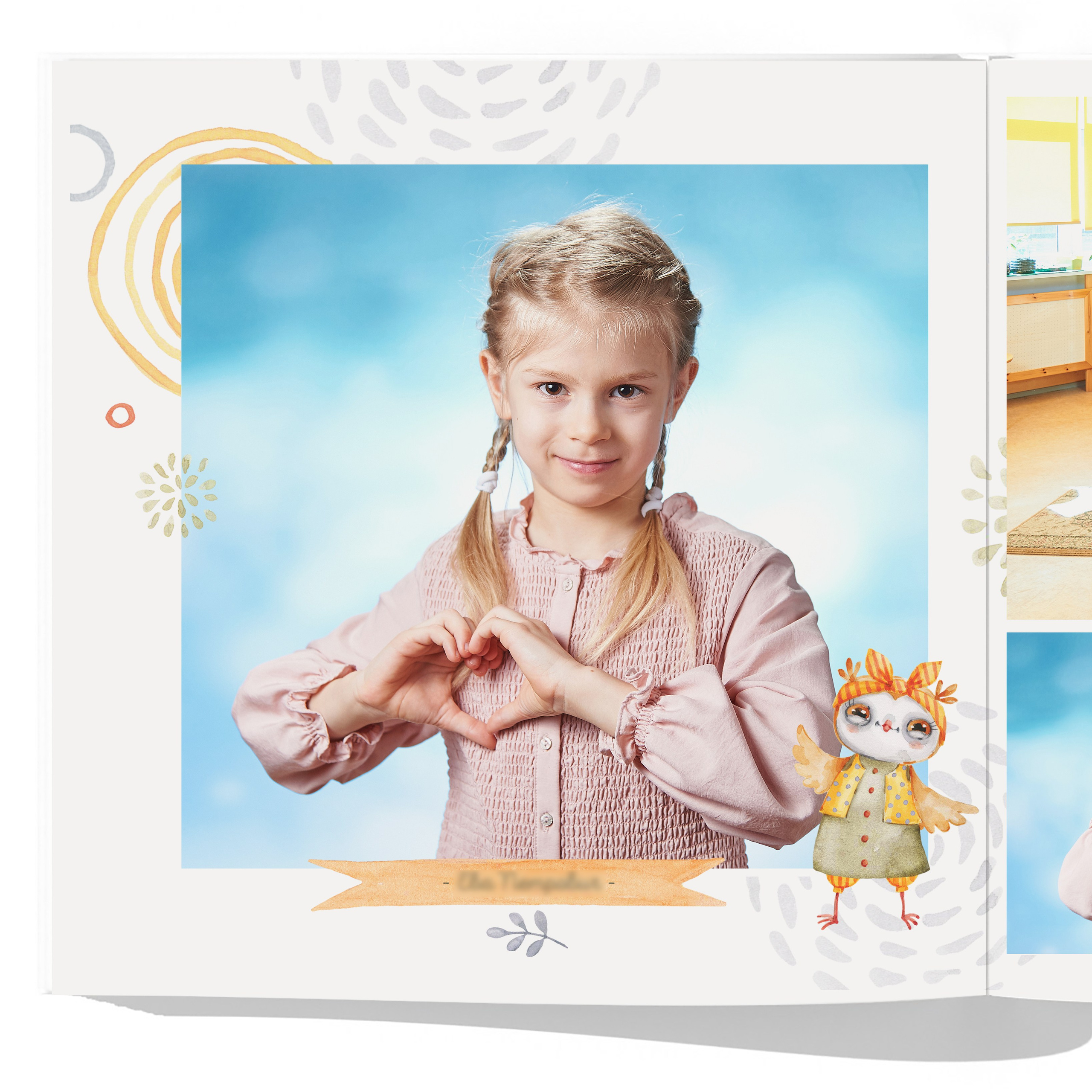 Разворот с веселыми портретами ребенка, общая фотография группы