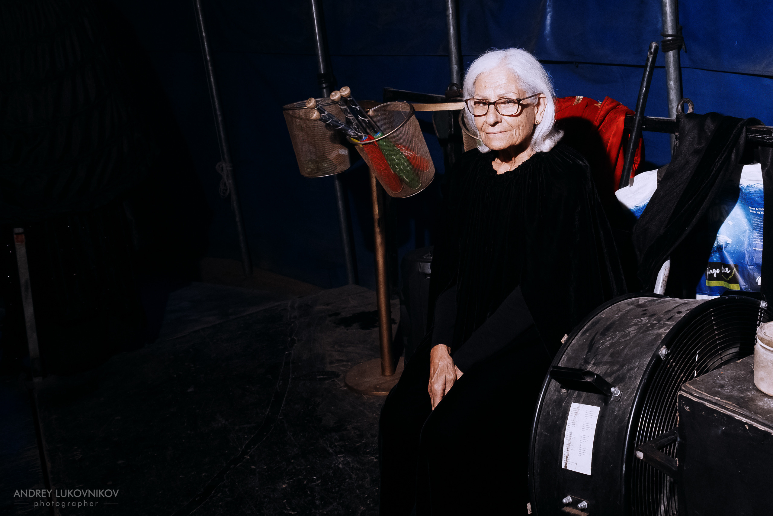 Sesión de fotos entre bastidores en El Circo Encantado: la vida de los artistas tras bambalinas