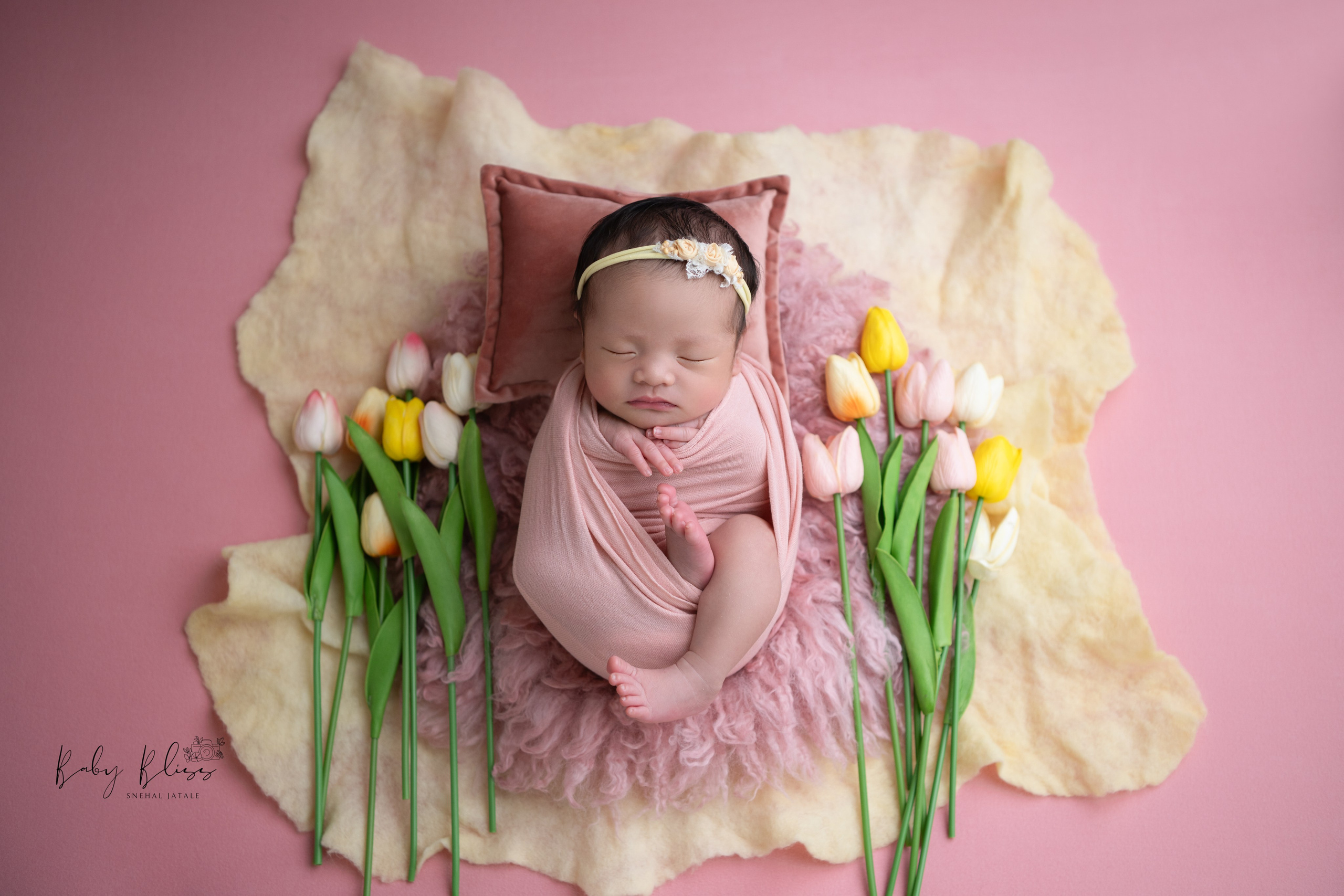 Best newborn photographer in Doha, Qatar. Best infant photoshoot in Doha, Qatar. Newborn photo session in Doha Qatar, baby, sitter, cake smash, pre-birthday, maternity, family photographer in Doha, Qatar