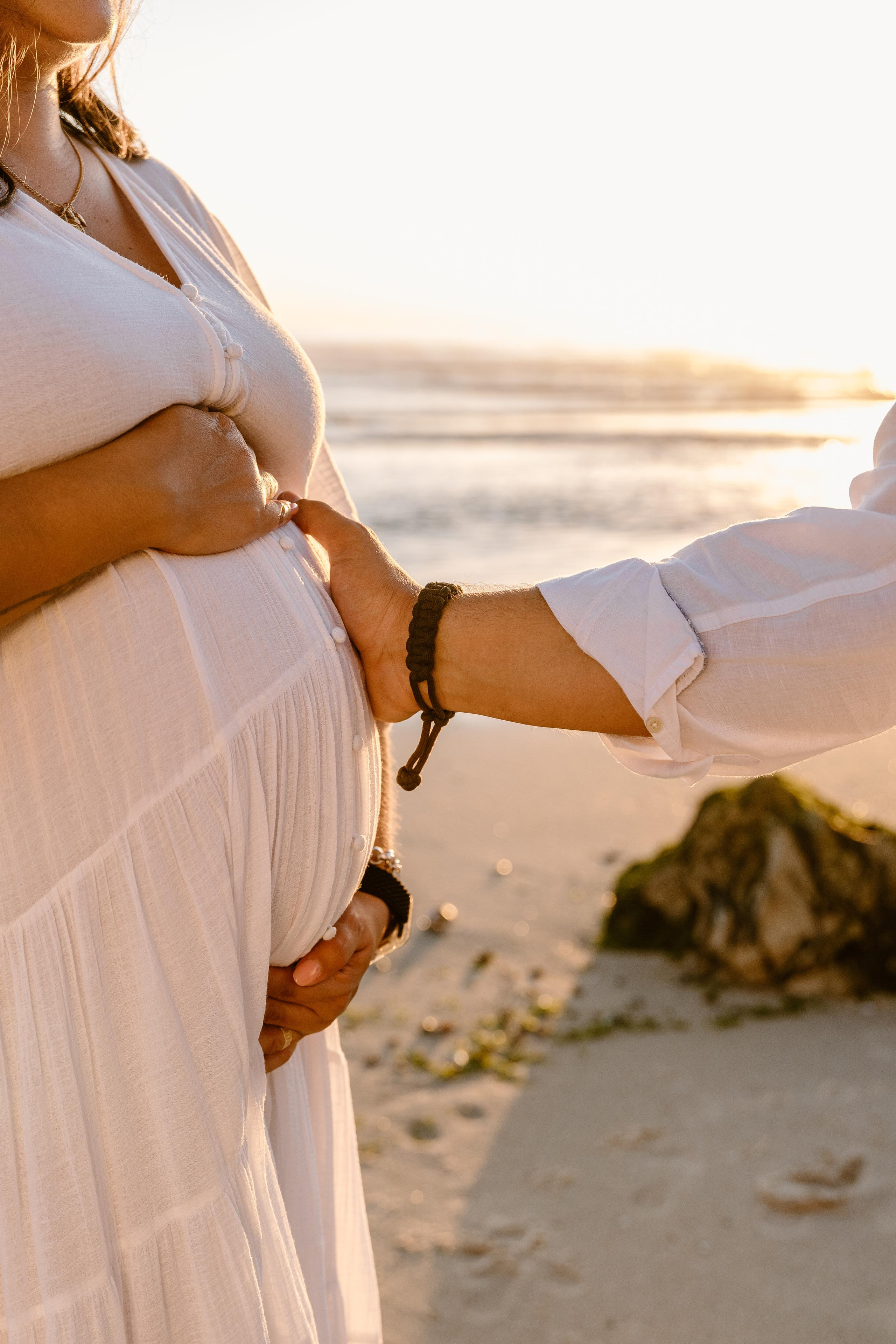Sessão Maternidade na Praia de Paredes da Vitória. Fotografia e Filmes de Casamento de Luxo | Portugal & Destination Weddings | Ricardo & Mary Pictures